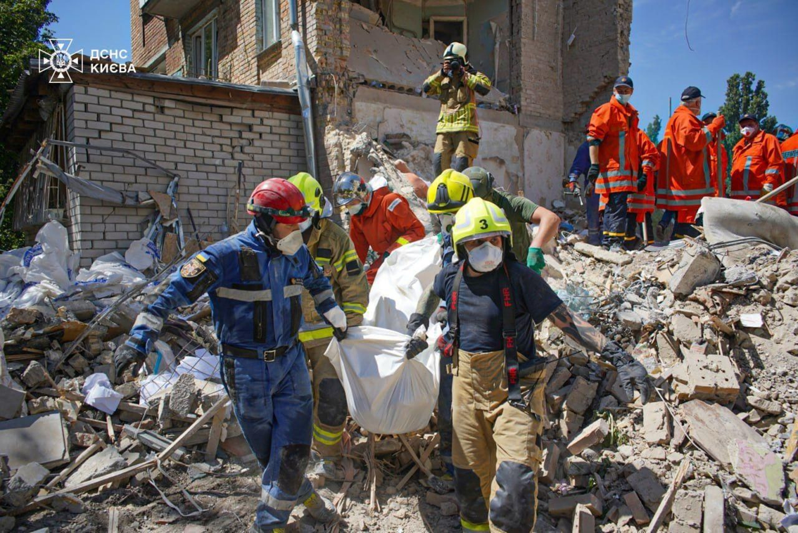 Efectivos de los servicios de emergencias trabajan en las labores de rescate en el hospital infantil Ojmatdit de Kiev. Efectivos de los servicios de emergencias trabajan en las labores de rescate en el hospital infantil Ojmatdit de Kiev.