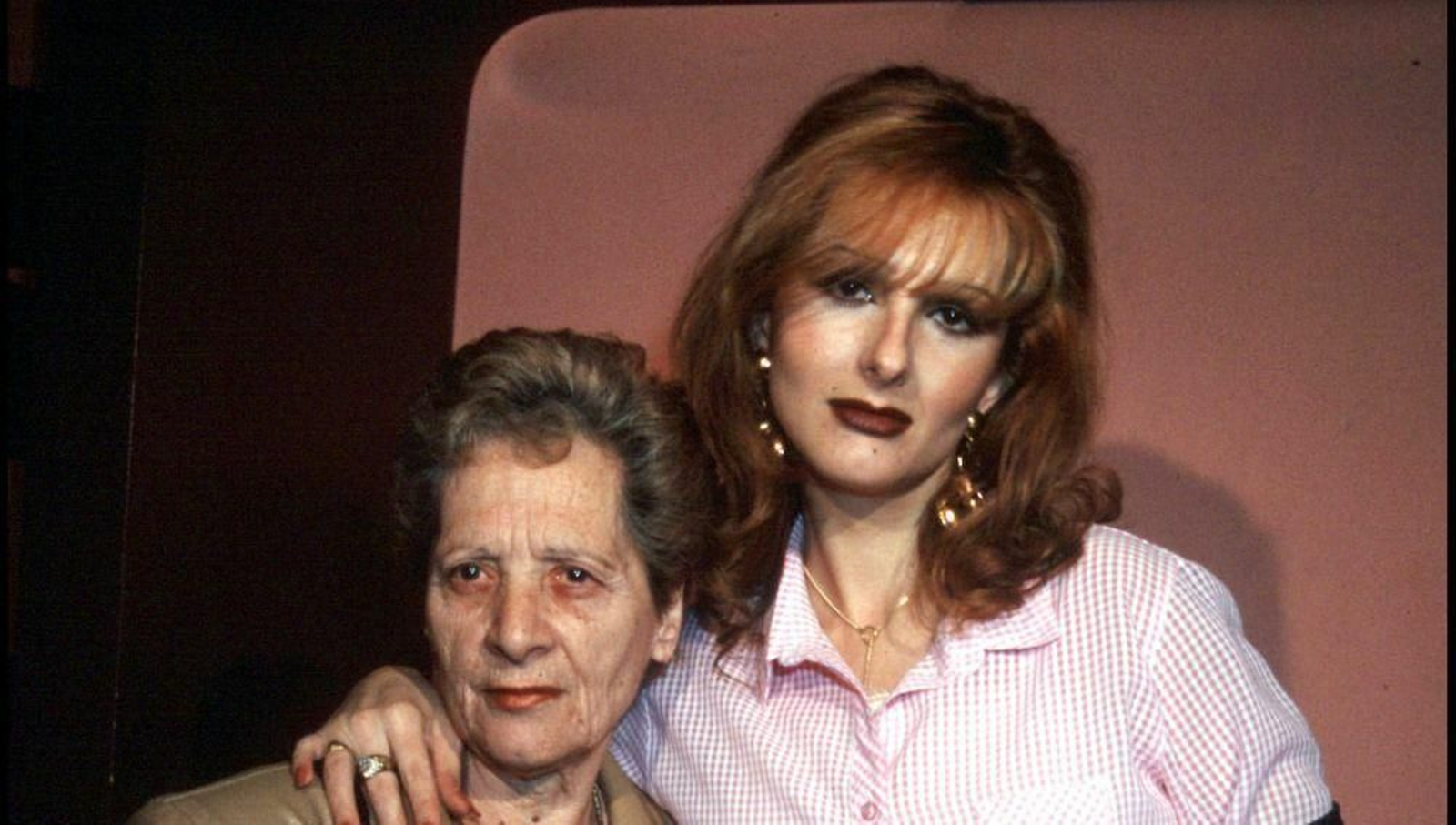 Yurena, por entonces Tamara, con su madre en un posado de revista