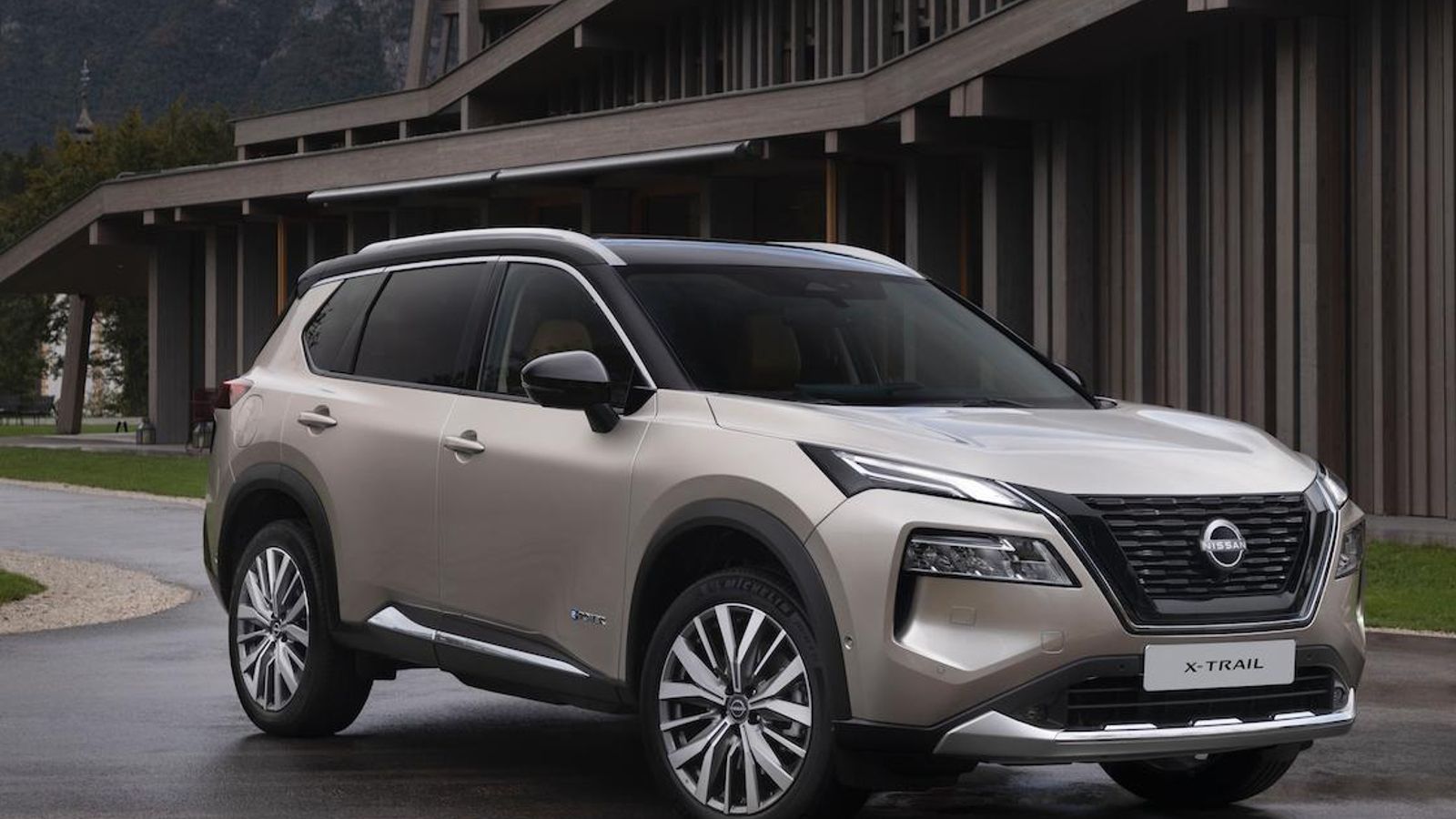 Los 4,68 m del X-Trail, prácticamente el mismo tamaño que su antecesor, le permiten también ofrecer una tercera fila de asientos en opción. Un Qashqai mide 4,43 m de largo.