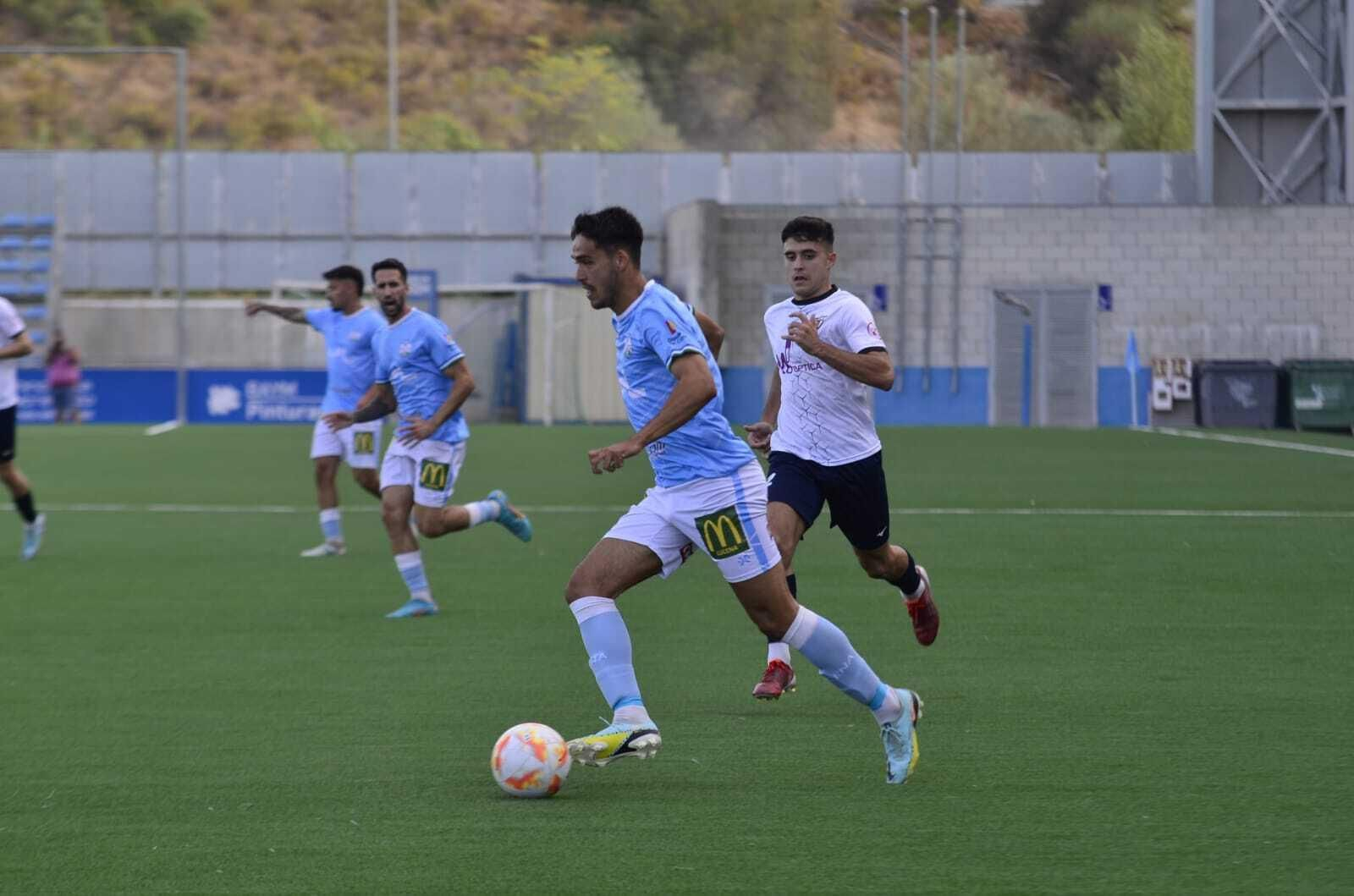 Diego Domínguez circula el balón en el duelo ante el Pozoblanco.