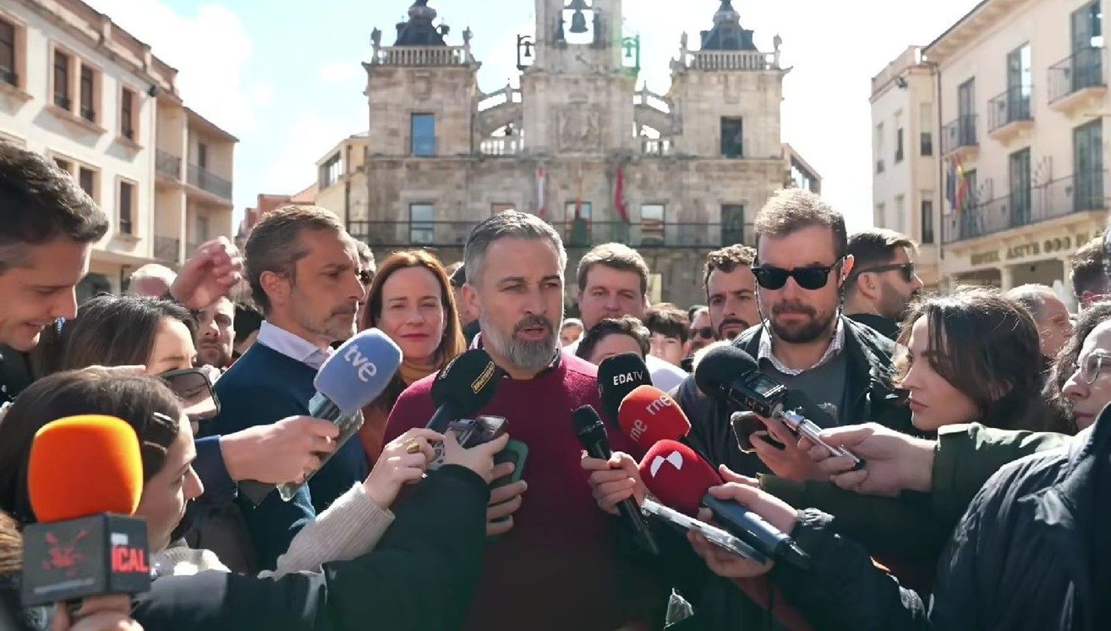 El presidente de Vox, Santiago Abascal, atendiendo a los medios en Astorga en la campaña a las elecciones de Castilla y León.