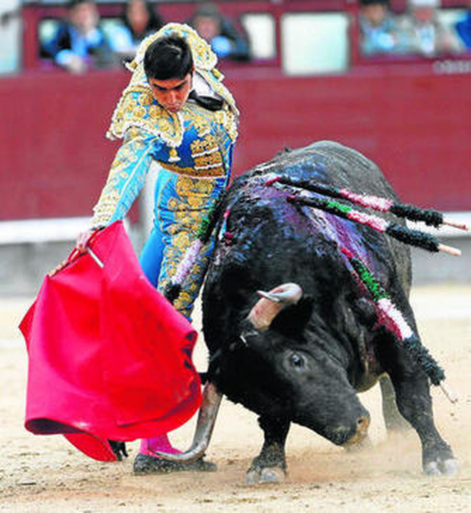 Perera, en un derechazo al imponente y exigente sexto toro, 'Revoltoso', de Adolfo Martín.