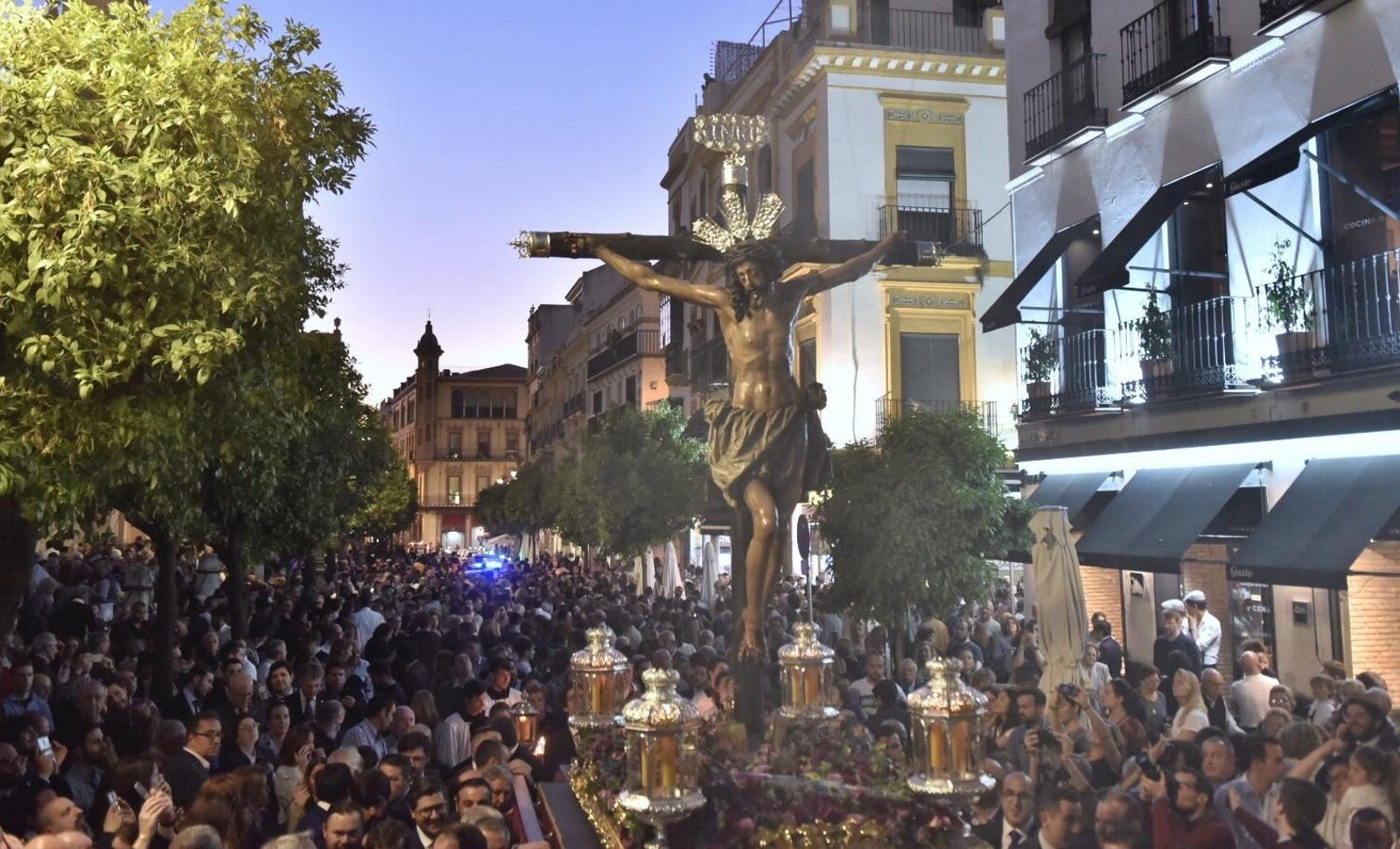 Las imágenes del Vía Crucis de las Cofradías de Sevilla con el Cristo de la Conversión de Montserrat