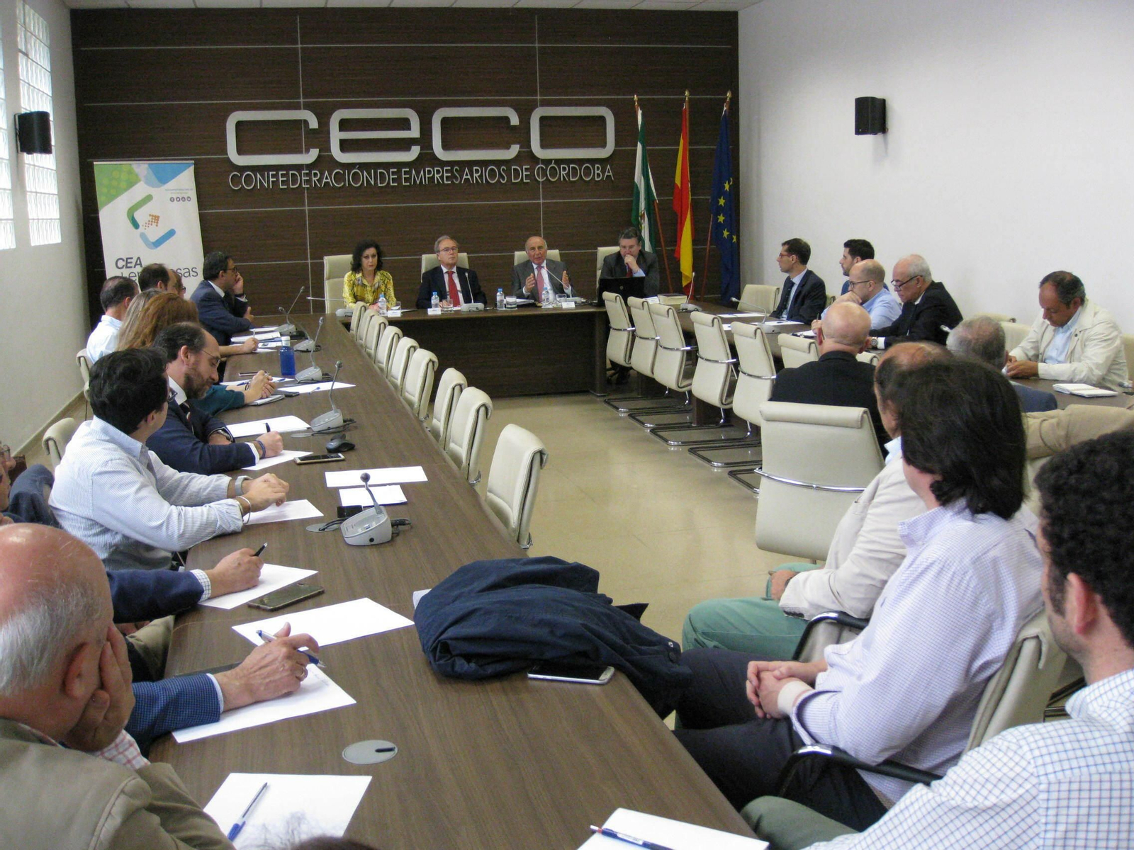 Encuentro de empresarios en la sede de CECO.
