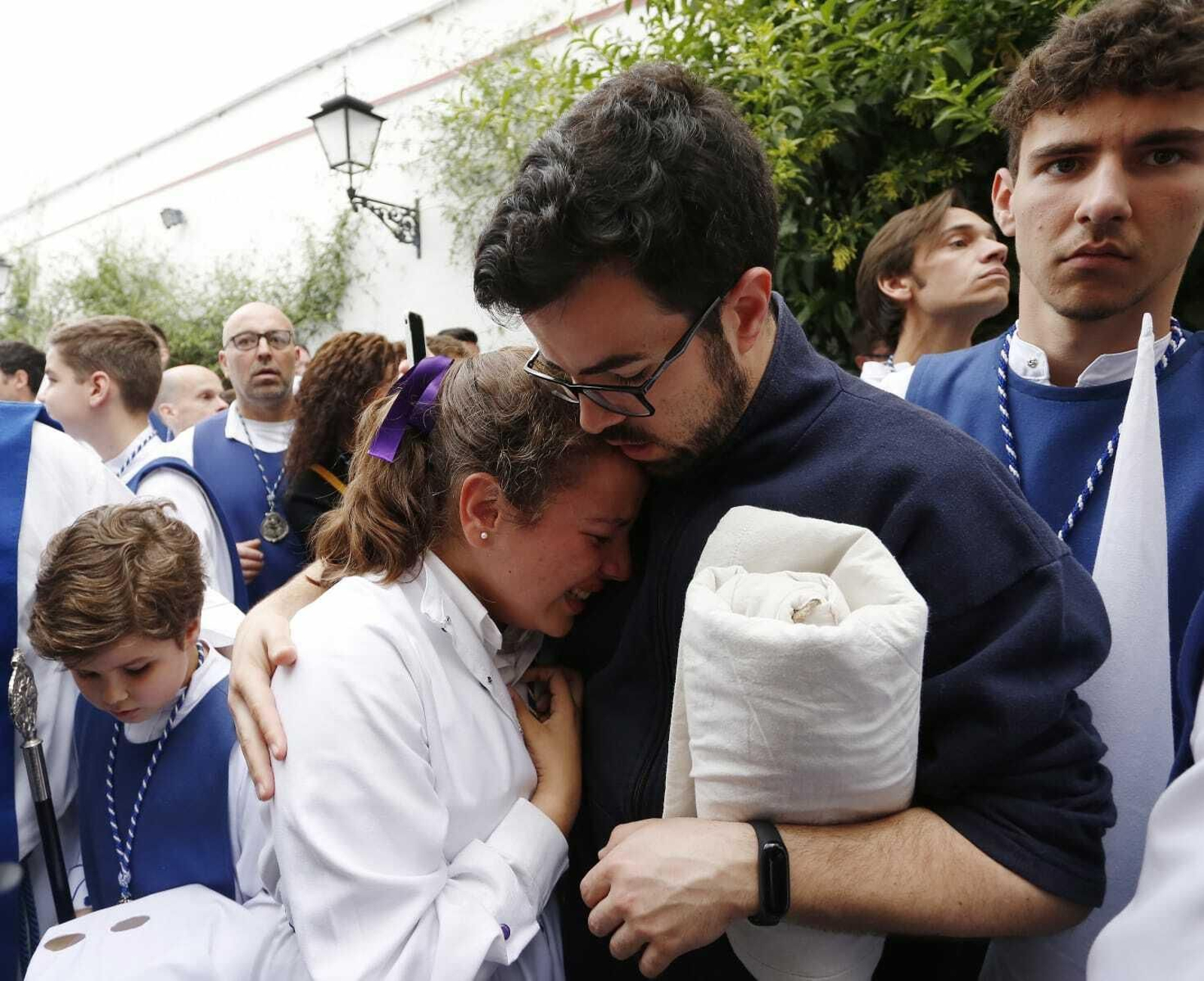 Nazarenos de Los Negritos lloran tras suspenderse la procesión.