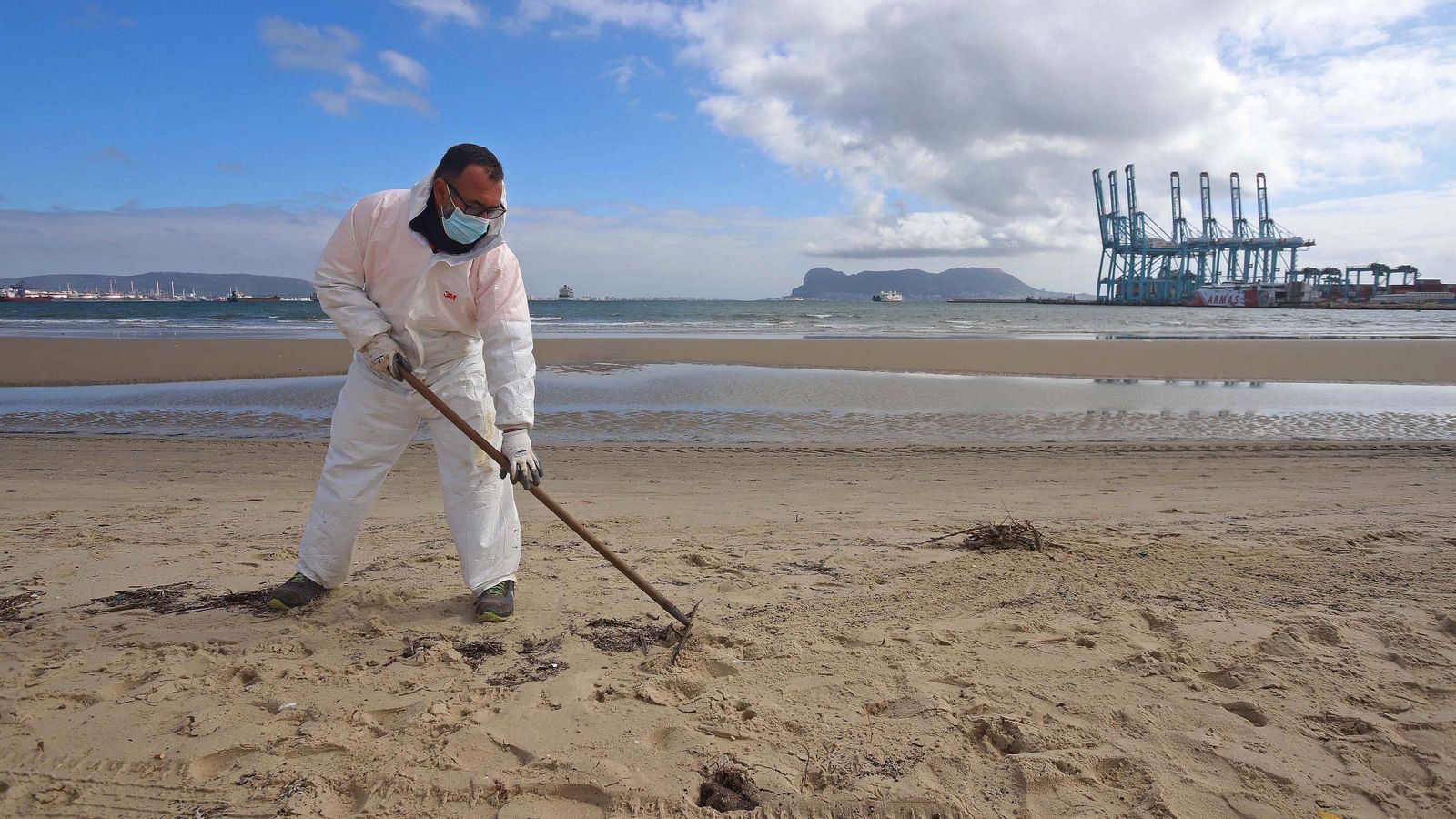 Restos de combustible del AM Ghent en Algeciras