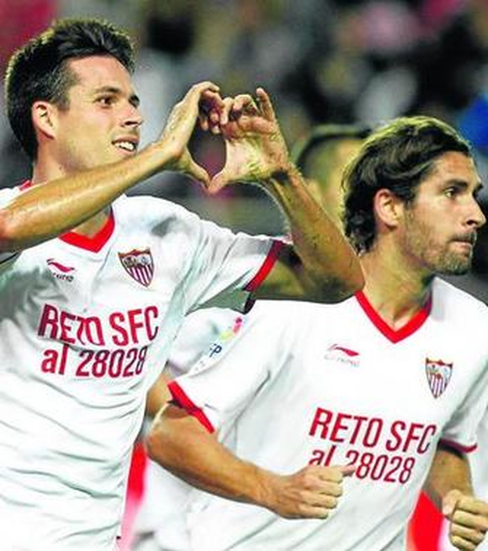 Manu del Moral celebra su primer gol junto a Escude.