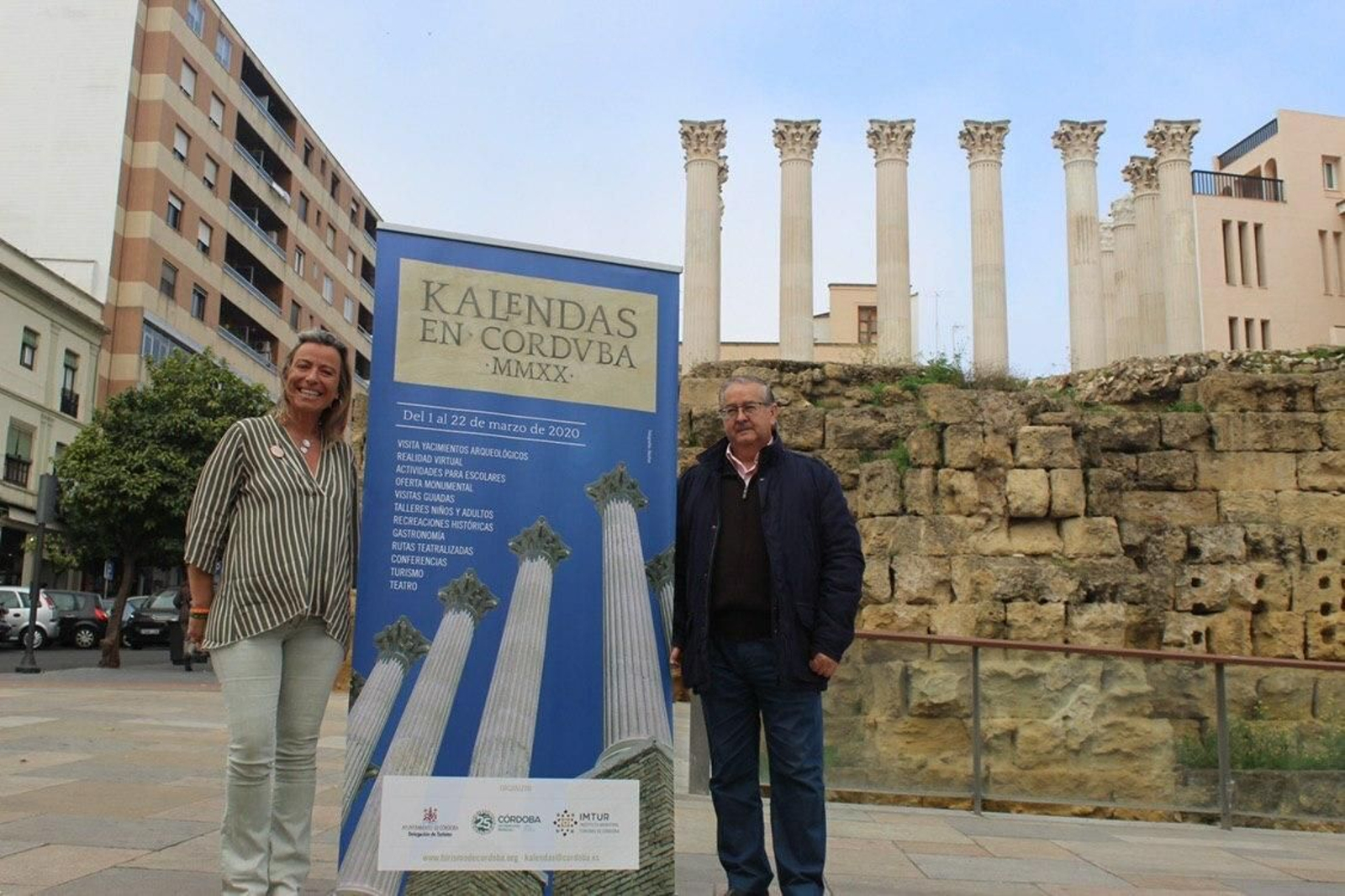 Albás y Pérez de la Concha, junto al cartel de Kalendas 2020.