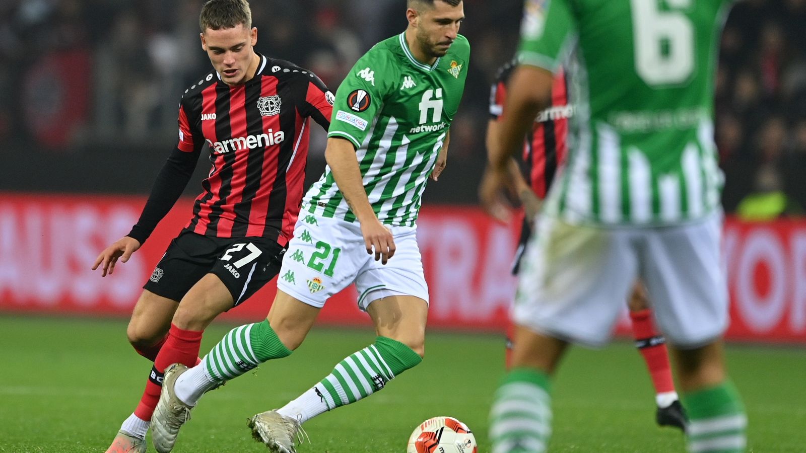 Guido Rodríguez se lleva el balón ante Wirtz, un sensacional futbolista.