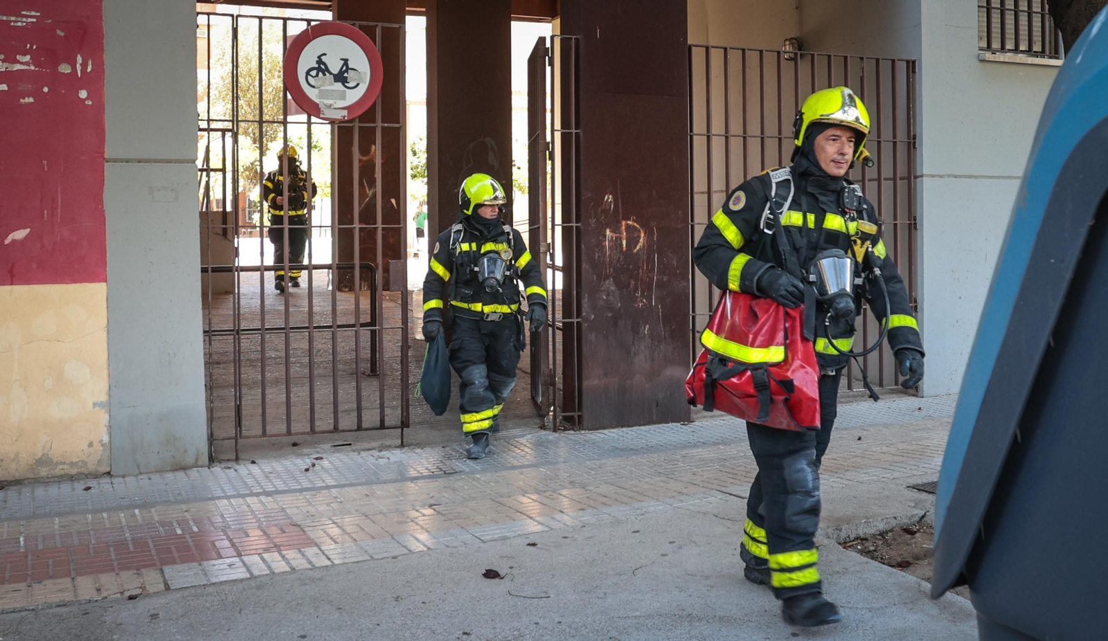 Imágenes de la intervención en un incendio en García Figueras en Jerez