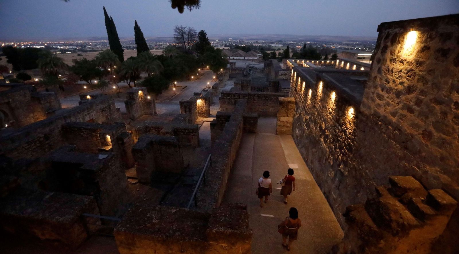 Medina Azahara, de noche.