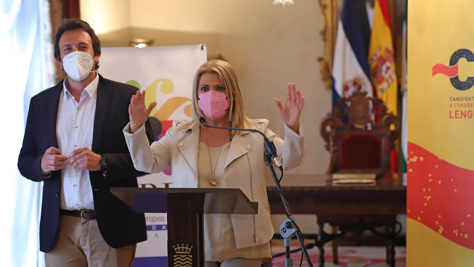 La regidora, Mamen Sánchez, este lunes en el Ayuntamiento junto al alcalde de Cádiz.