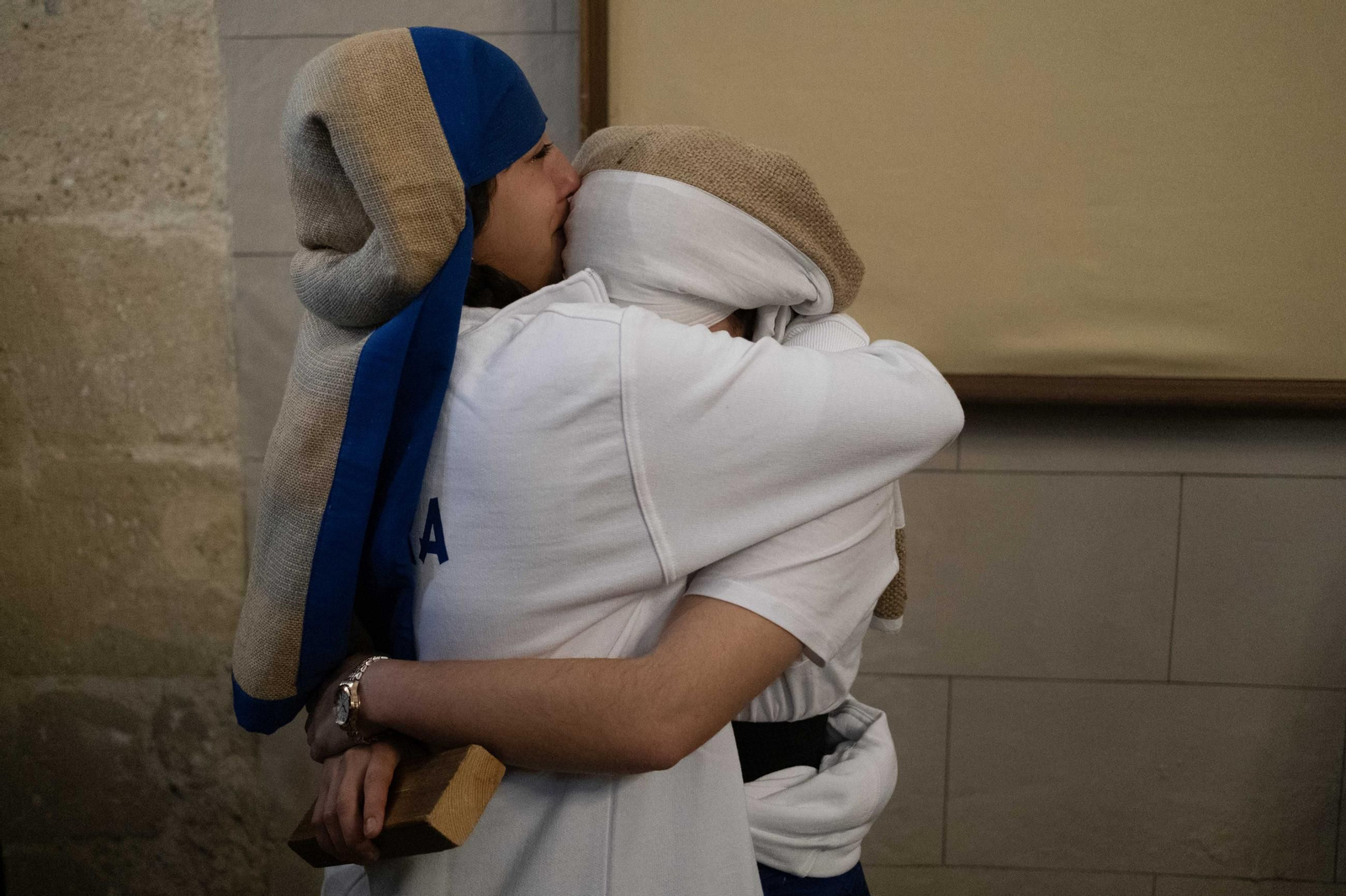 Algunas costaleras no pudieron reprimir las lágrimas