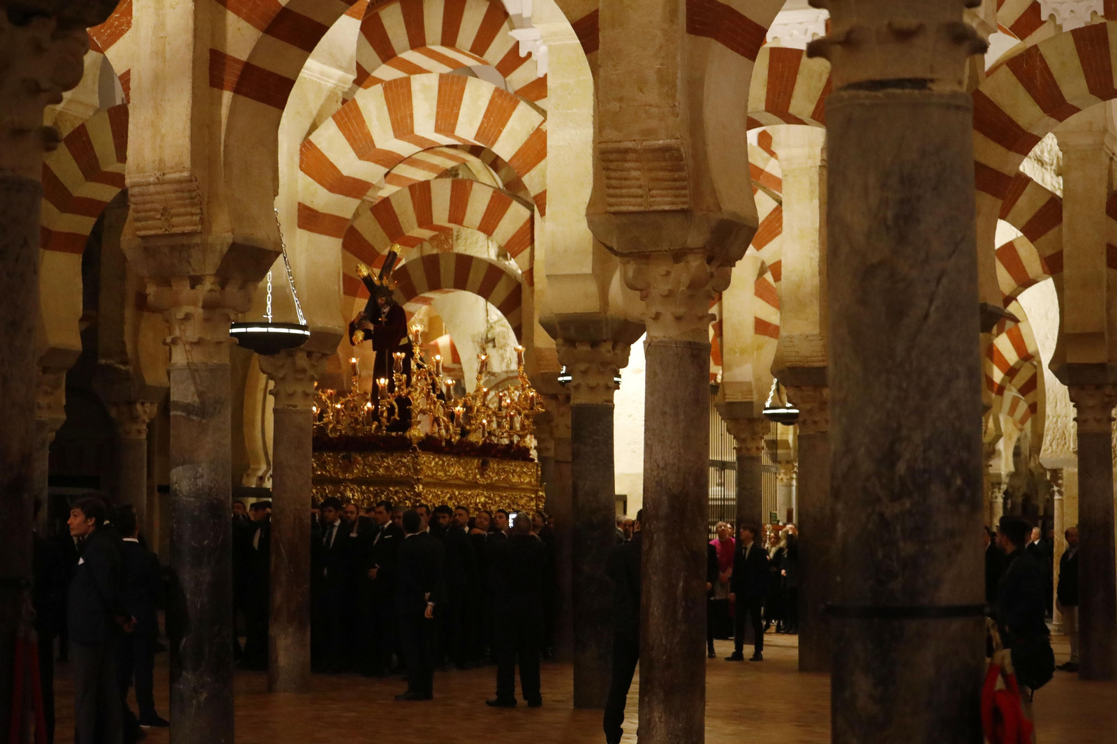 El vía crucis de la Agrupación de Cofradías de Córdoba, en imágenes