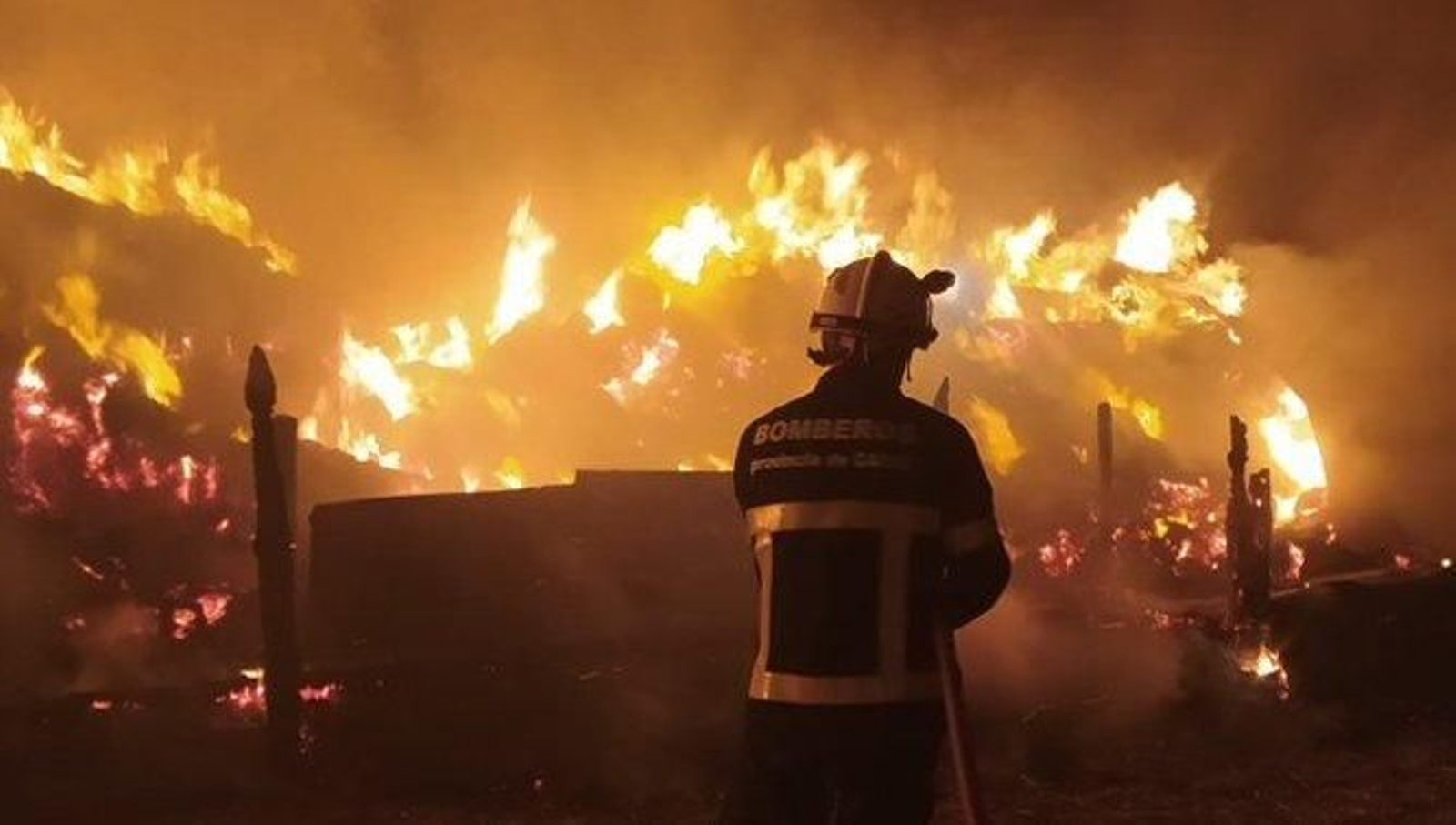 Un bombero en las labores de extinción del incendio en Puerto Real.