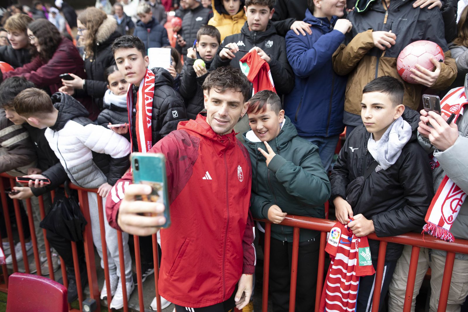 Las mejores imágenes del entrenamiento con público del Granada CF