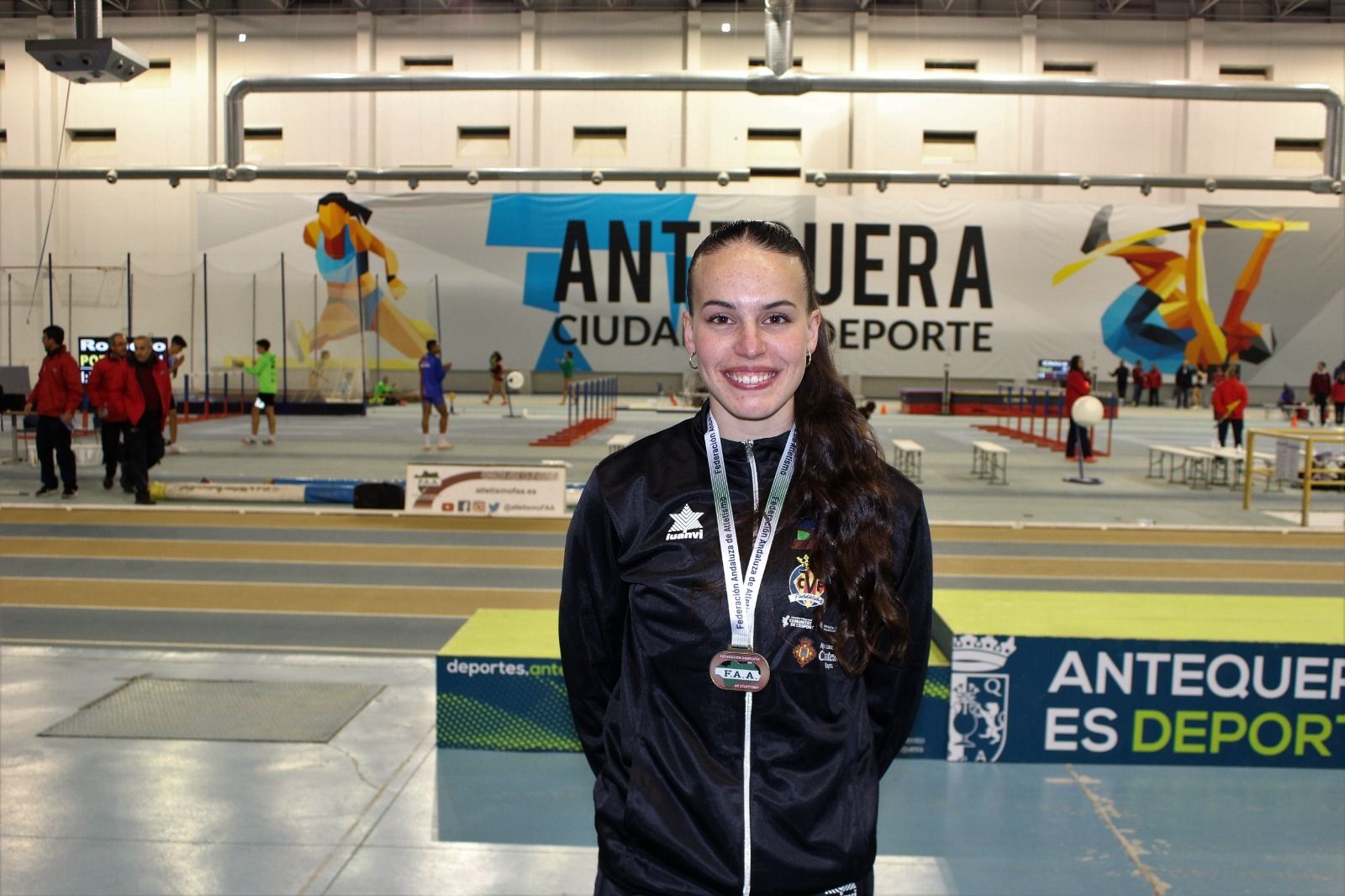 Carmen Avilés posa con su medalla de oro lograda en Antequera.