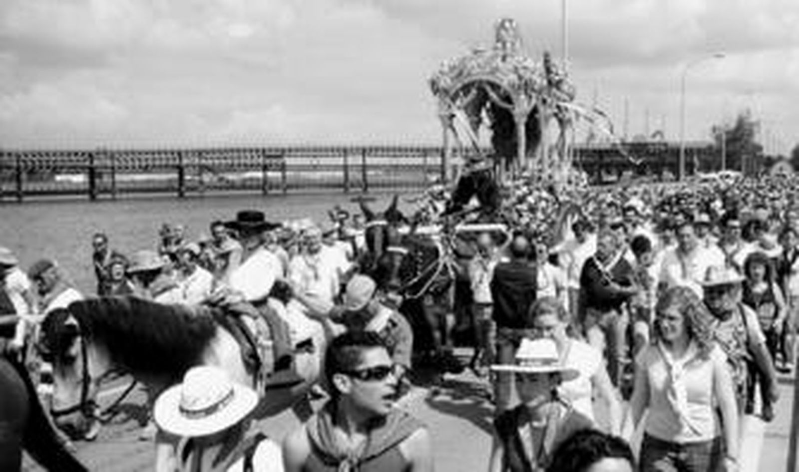 Los peregrinos no podrán rodear la carreta durante su marcha como lo vienen haciendo hasta ahora para evitar posibles accidentes.