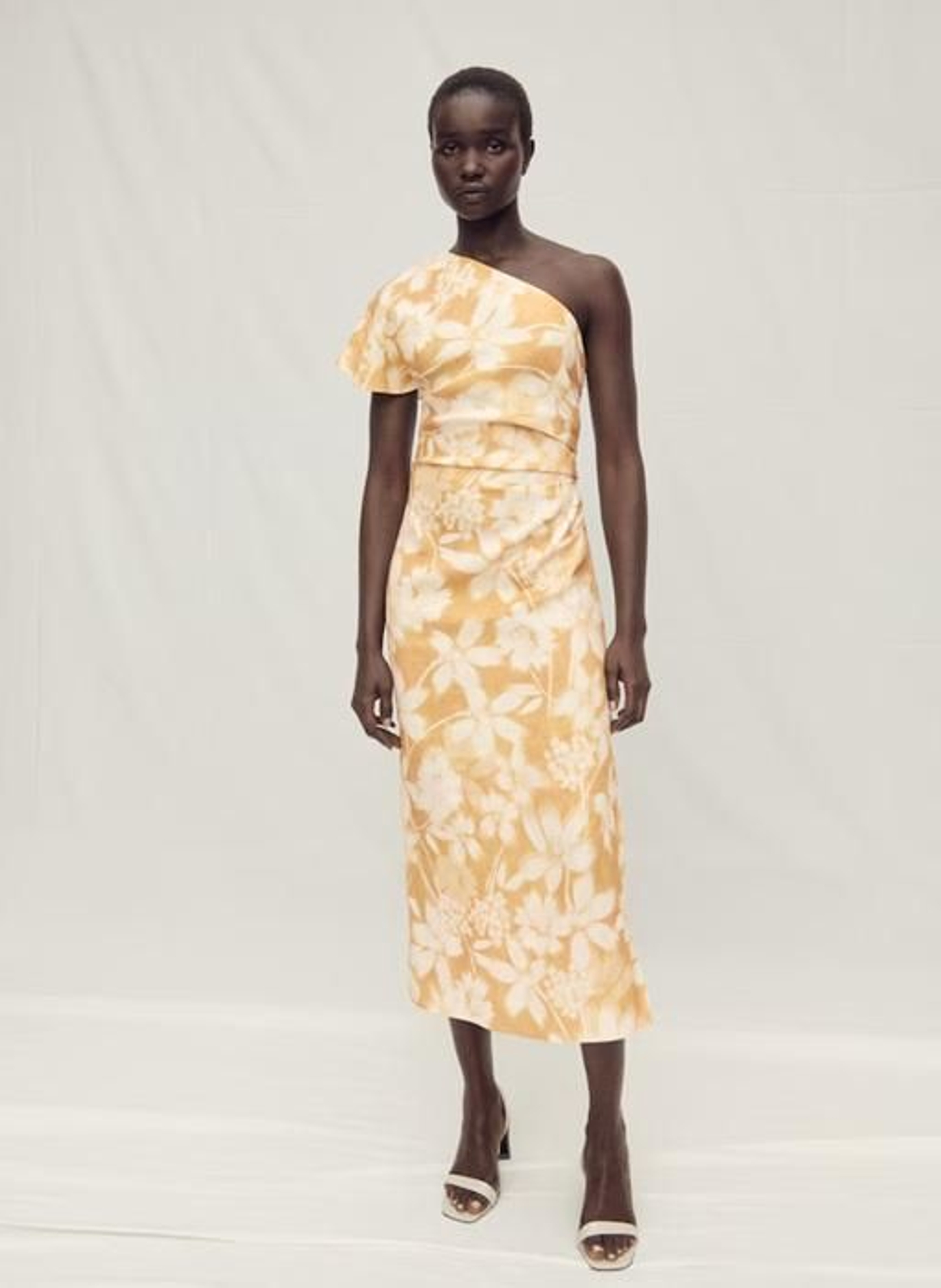 Vestido asimétrico de Mango.