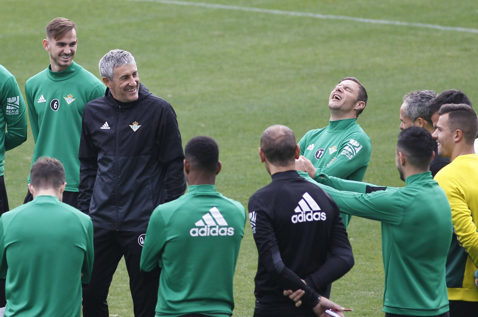 Quique Setién y Joaquín, con Fabián detrás, en momento de distensión durante una sesión del Betis.