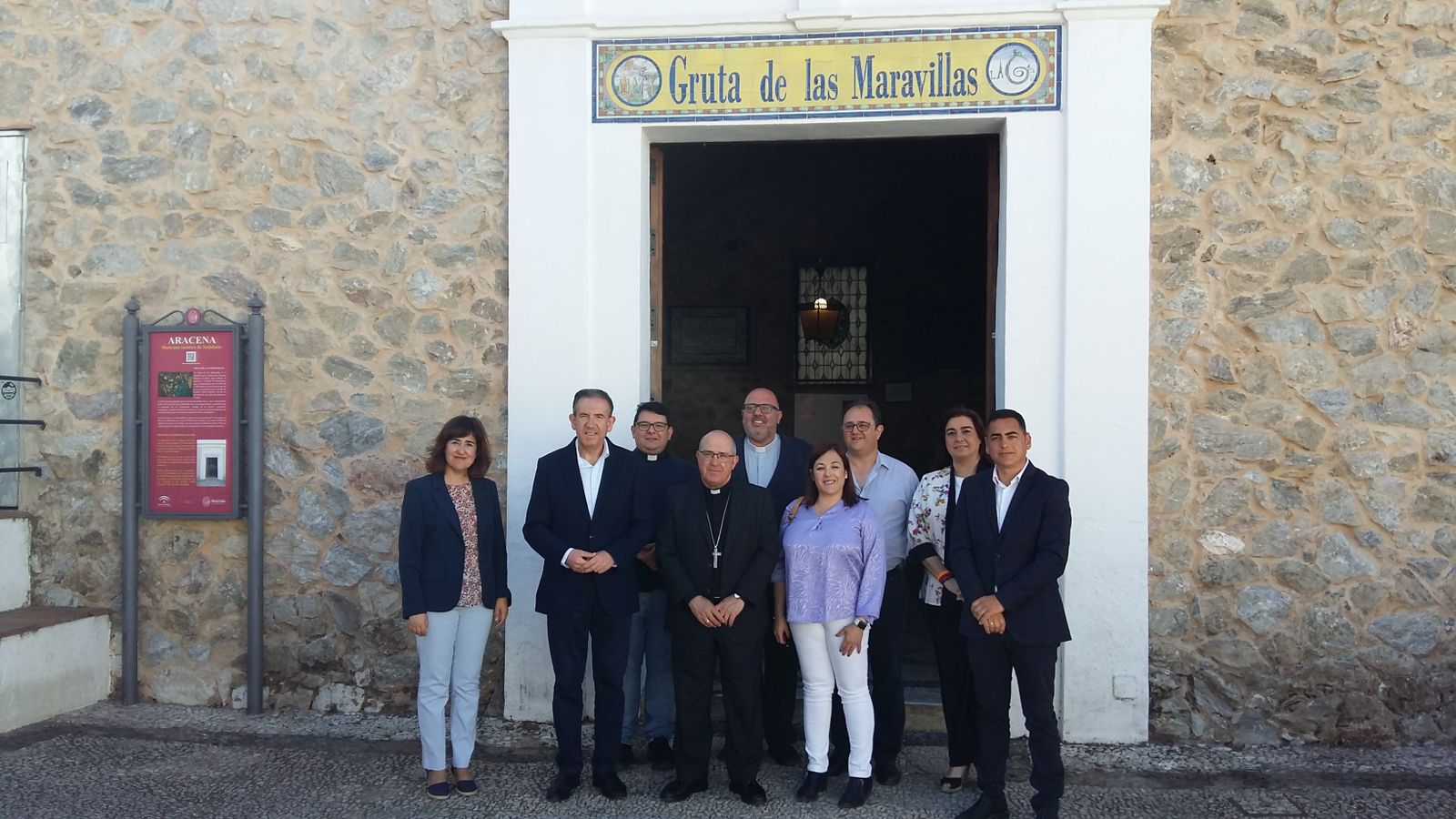 El obispo de Huelva visita la Gruta de las Maravillas