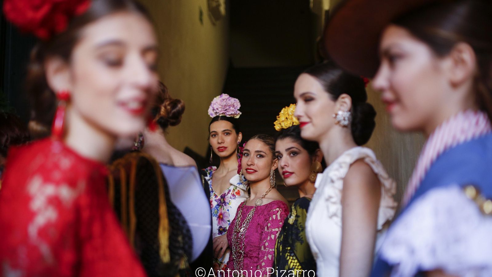 Las modelos, antes de salir a posar con los trajes.