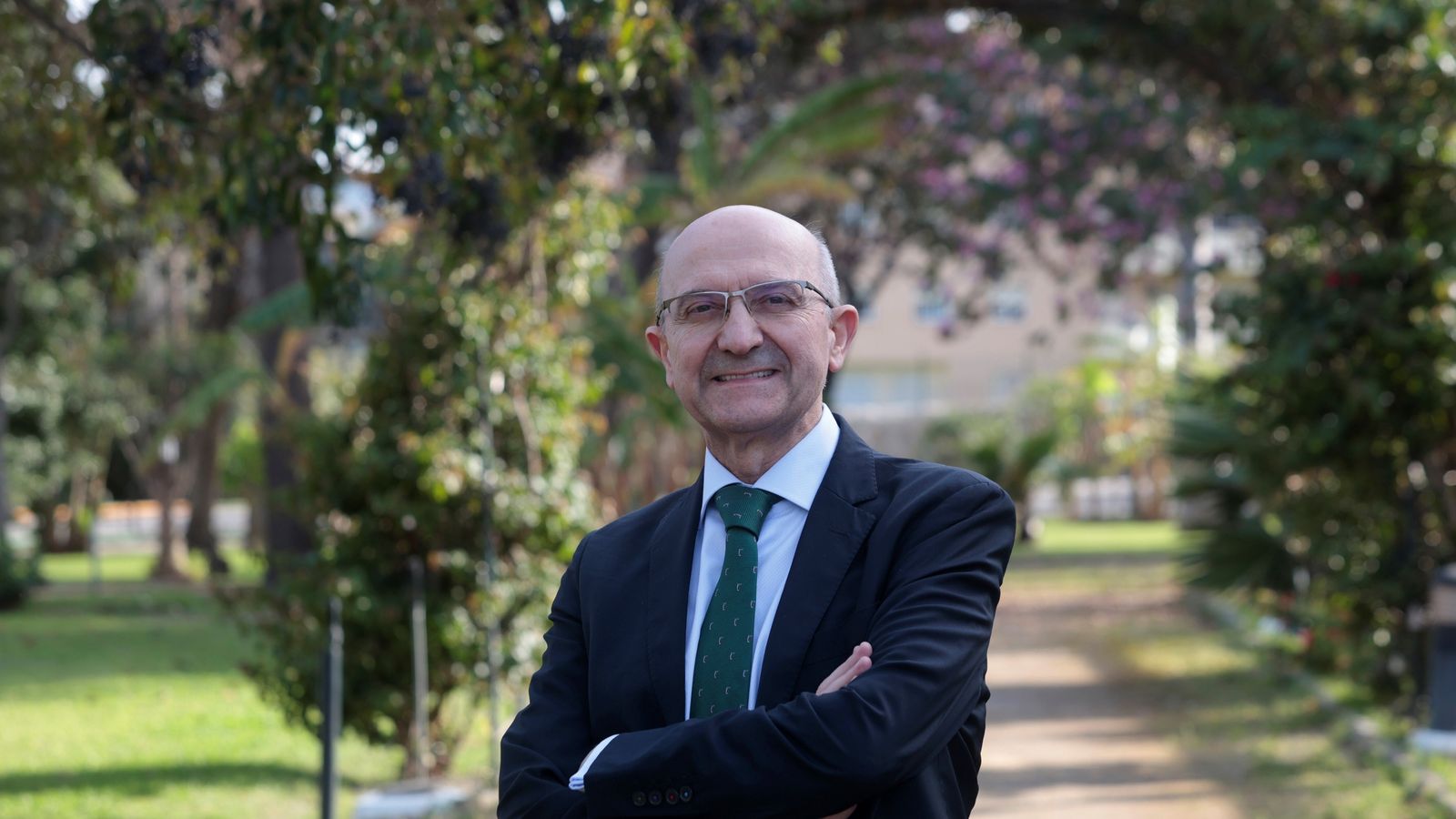 Miguel ángel Martínez-González, en el jardín del hotel Reina Cristina.