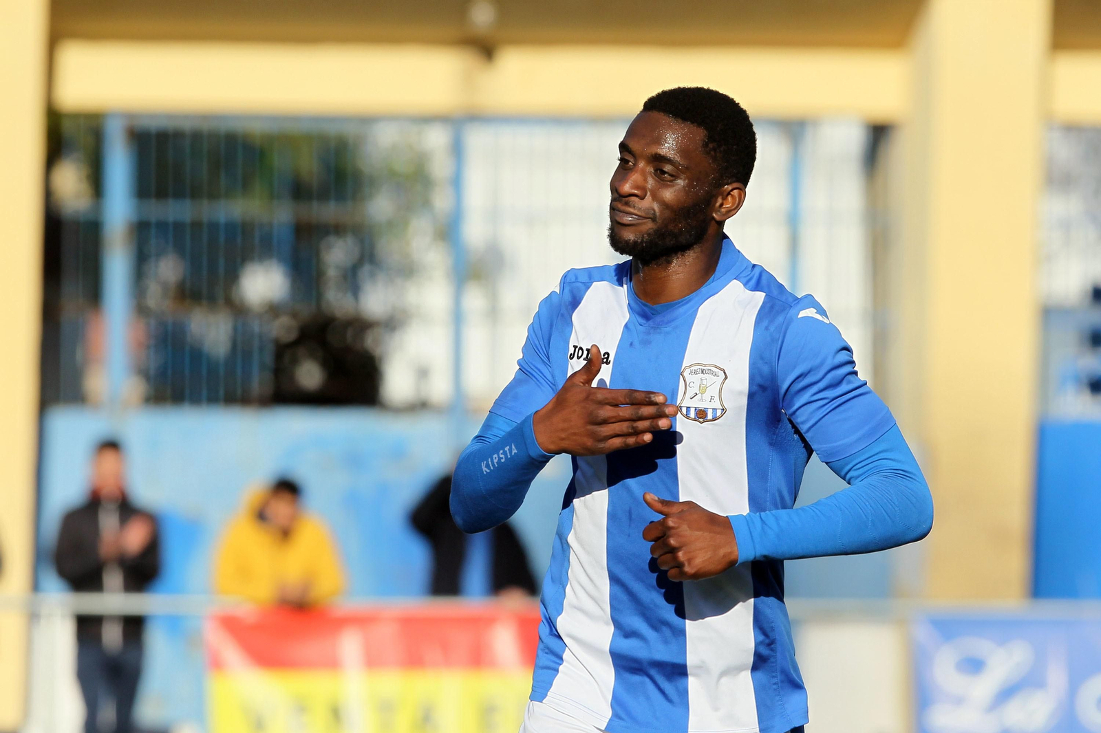 Pascu celebra el primero de los tres goles que le hizo al Alcalá.