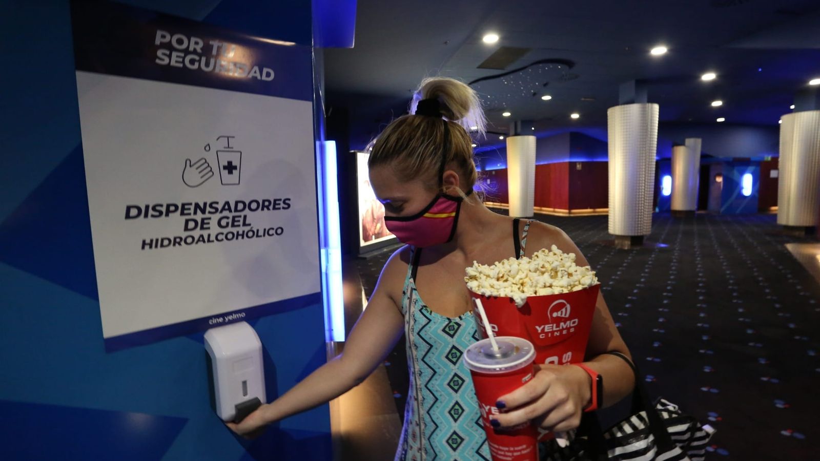 Gel hidroalcohólico en los cines además de bebida y palomitas.