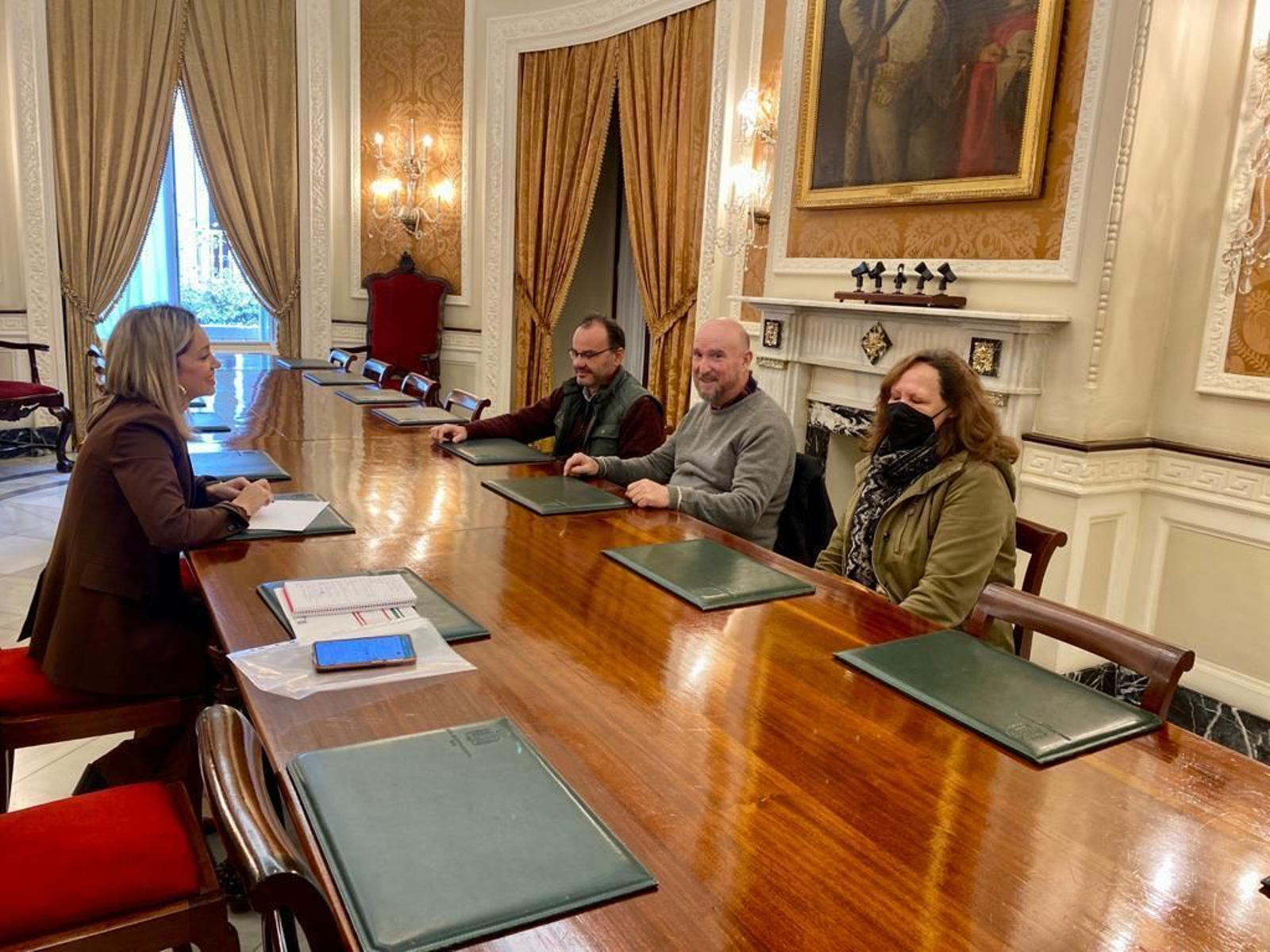 Lucía Trujillo, con representantes de la Asociación de Familiares y Amigos para la Recuperación de la Memoria Histórica de Jerez y Comarca.