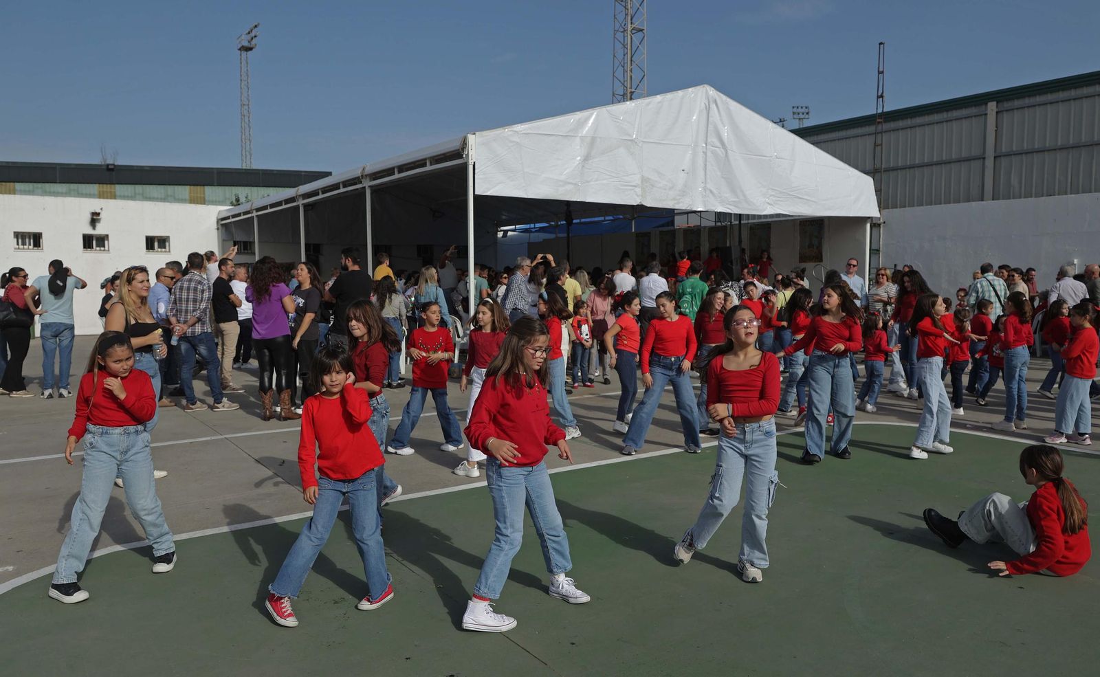 Búscate en las fotos de la Olla de San Isidro en Los Barrios .