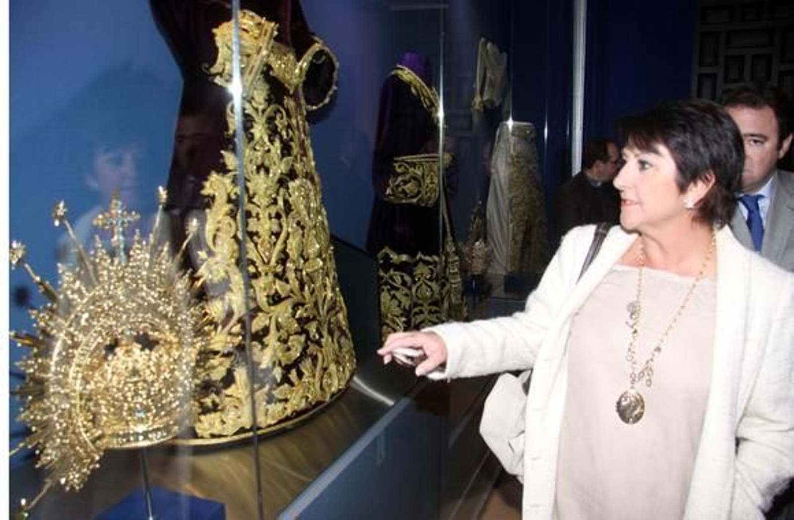 Las autoridades visitan el Museo de la Semana Santa de Málaga. / Punto Press