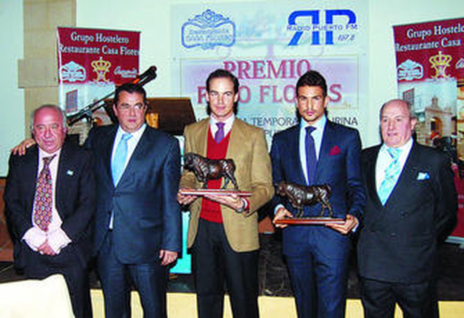 Víctor Martínez Guerra, consejero delegado de Radio Puerto, Enrique Moresco y Pepe Flores, con los premiados.