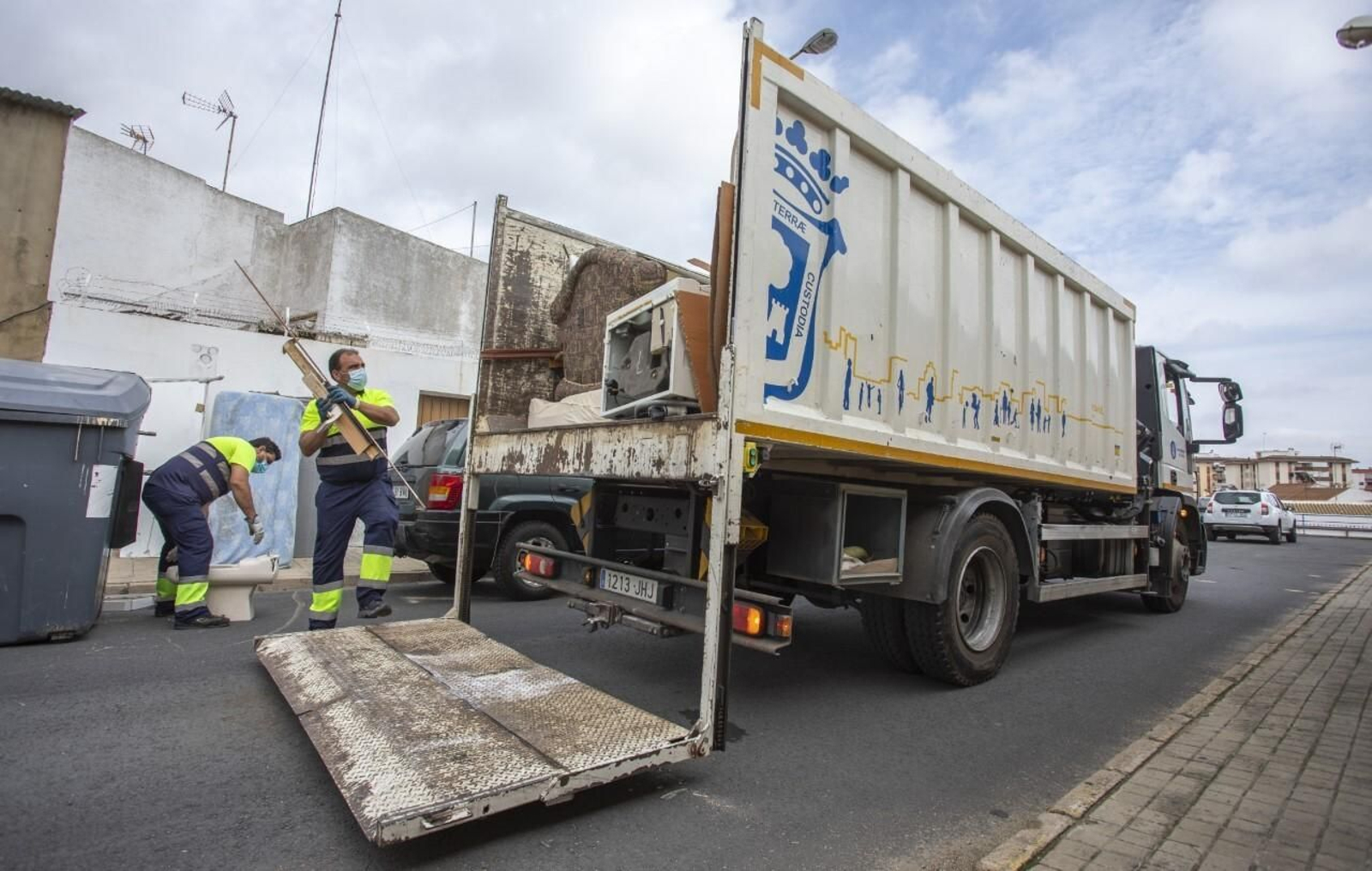 Operarios del Ayuntamiento, durante la recogida de residuos.