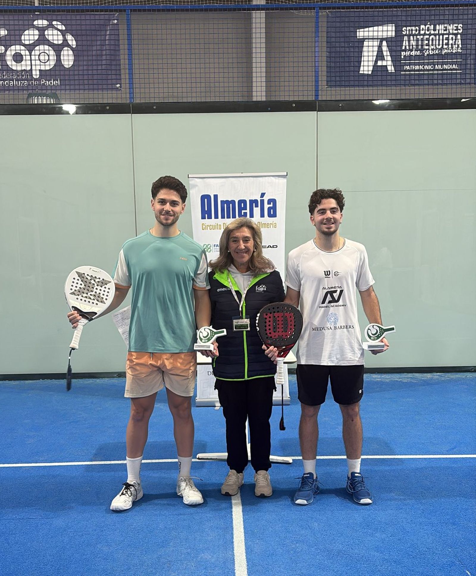 Antonio Mañas Capel recoge el trofeo como campeón del Campeonato Provincial de Pádel el pasado mes de enero de este año de manos de la Delegada Territorial de la Federación Andaluza de Pádel en Almería.