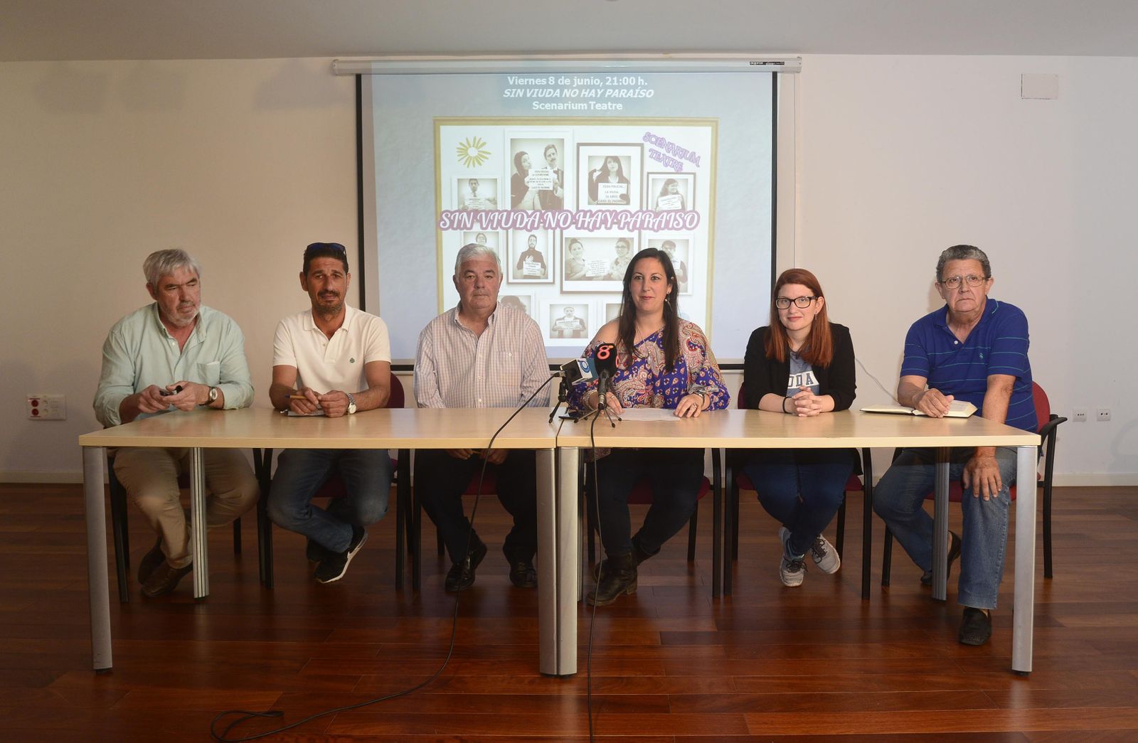 María Eugenia Lara, con representantes de los grupos aficionados en la presentación de la Muestra en 2018.