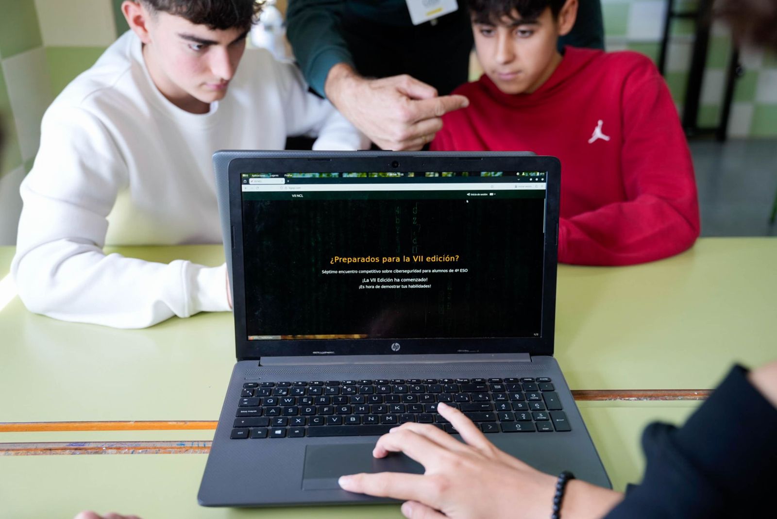 Las imágenes de la Ciberliga de la Guardia Civil en el IES Albaida