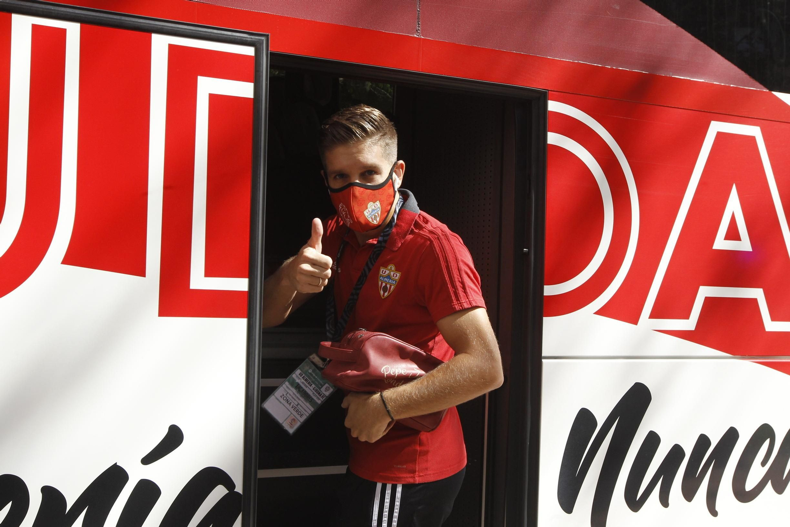 Fotogalería de la afición del Almería antes del partido ante el Girona