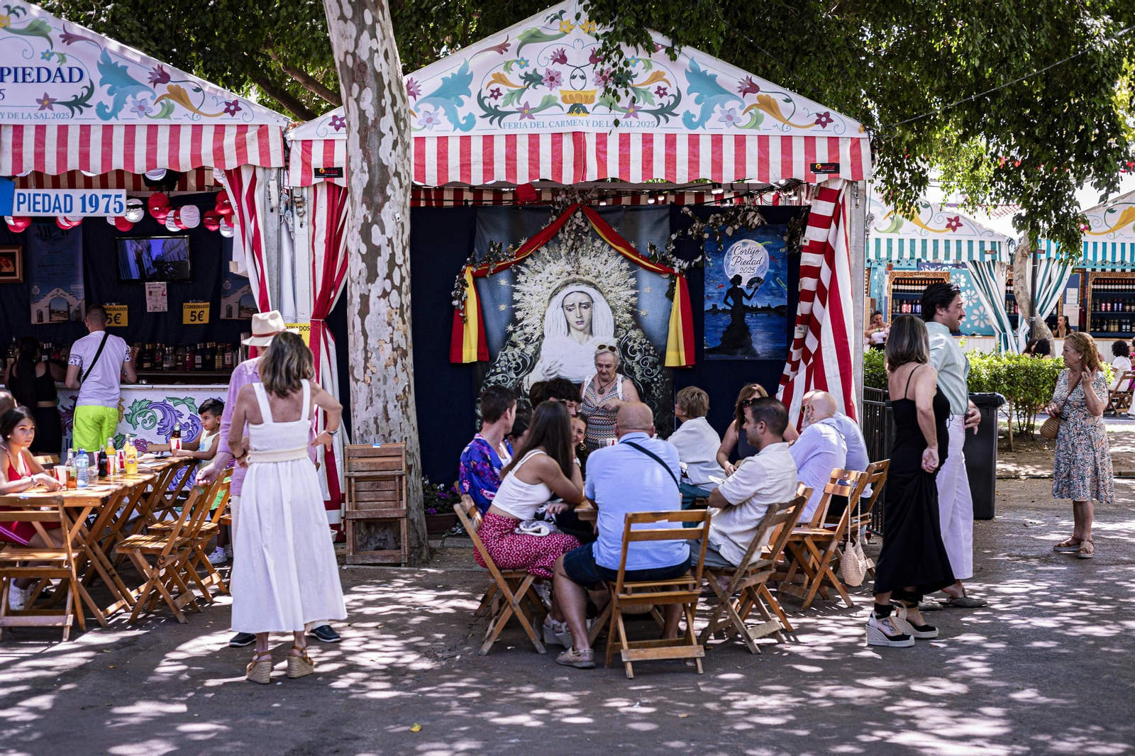 Búscate en las imágenes del Día de la Mujer de la Feria del Carmen y de la Sal de San Fernando