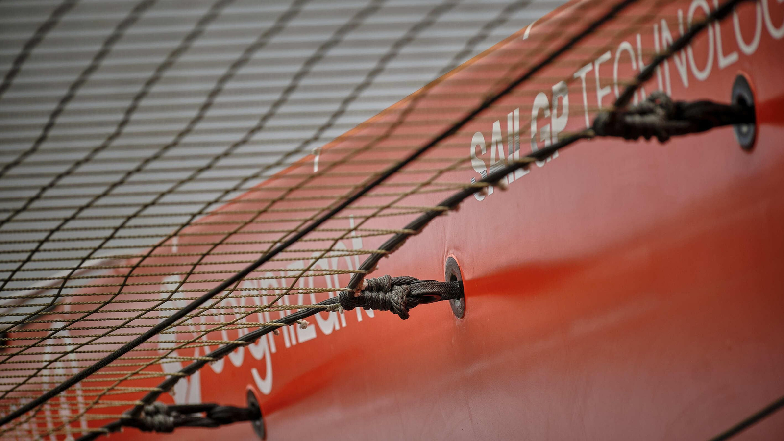 Una fibra 15 veces mas fuerte que el acero. Las redes  utilizadas en los catamaranes son de Dyneema, una fibra altamente avanzada basada en un polietileno con un peso molecular ultra alto, capaz de resistir hasta 3 toneladas por centímetro cuadrado.