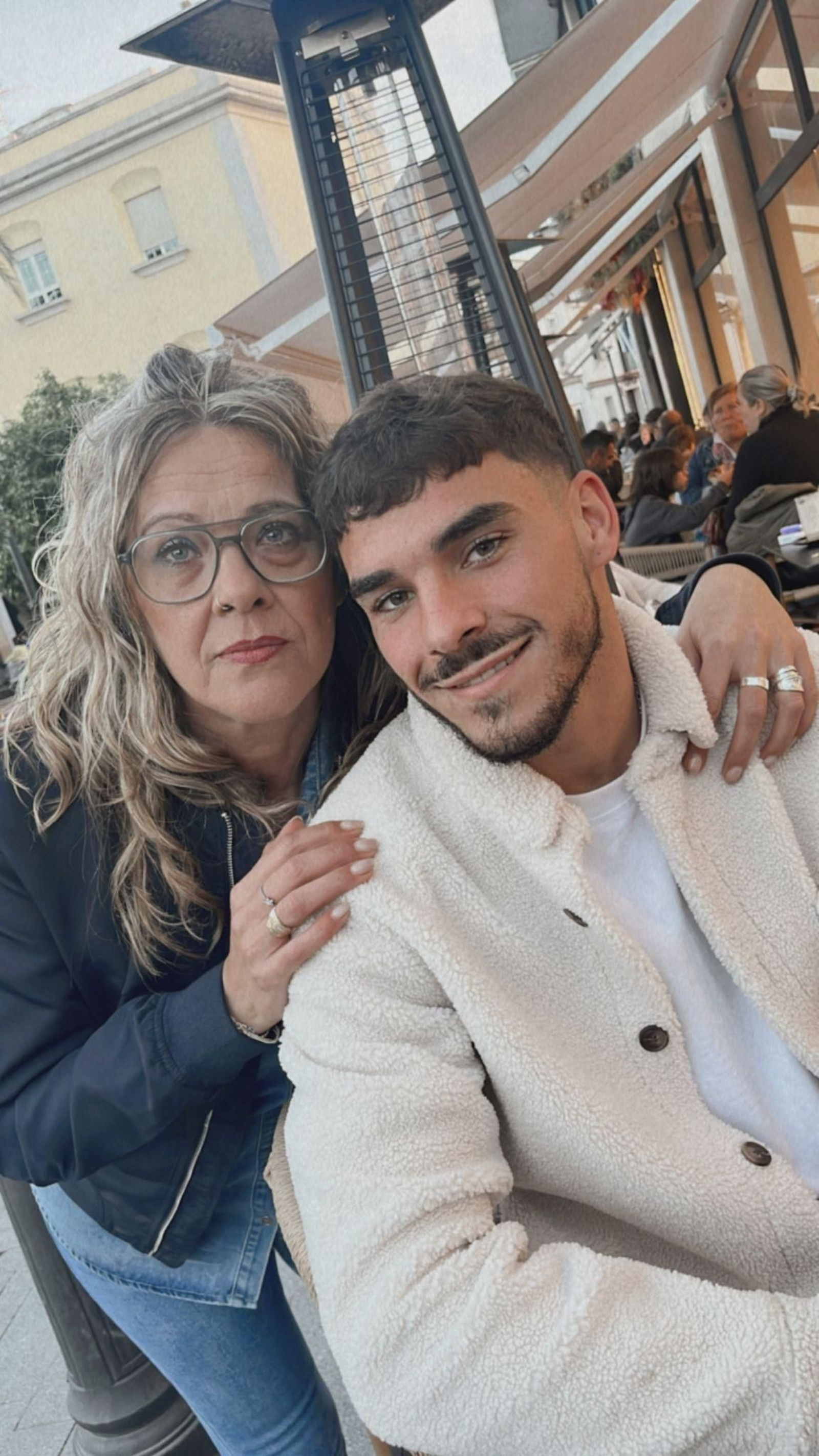 Macarena Bernal posa orgullosa con su hijo en la lebrijana Plaza de España.