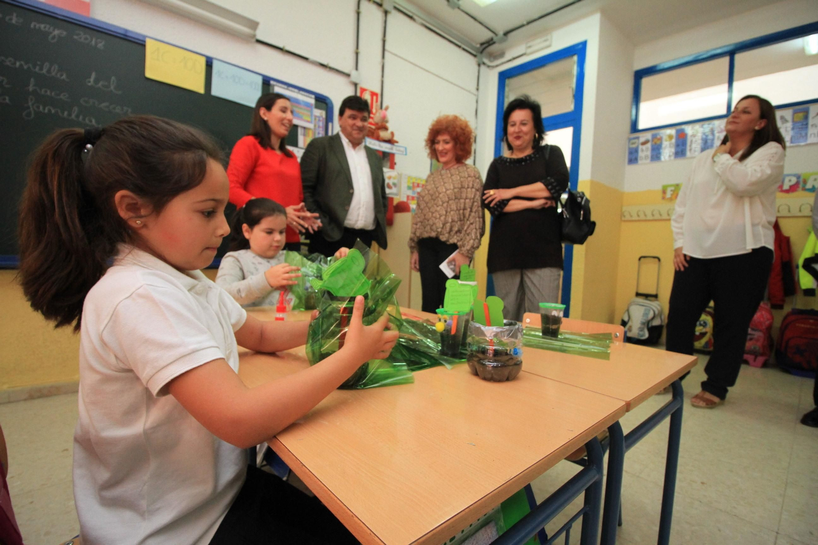 Imágenes de la plantación de árboles llevada a cabo en el colegio Los Rosales, con motivo del incendio del año pasado