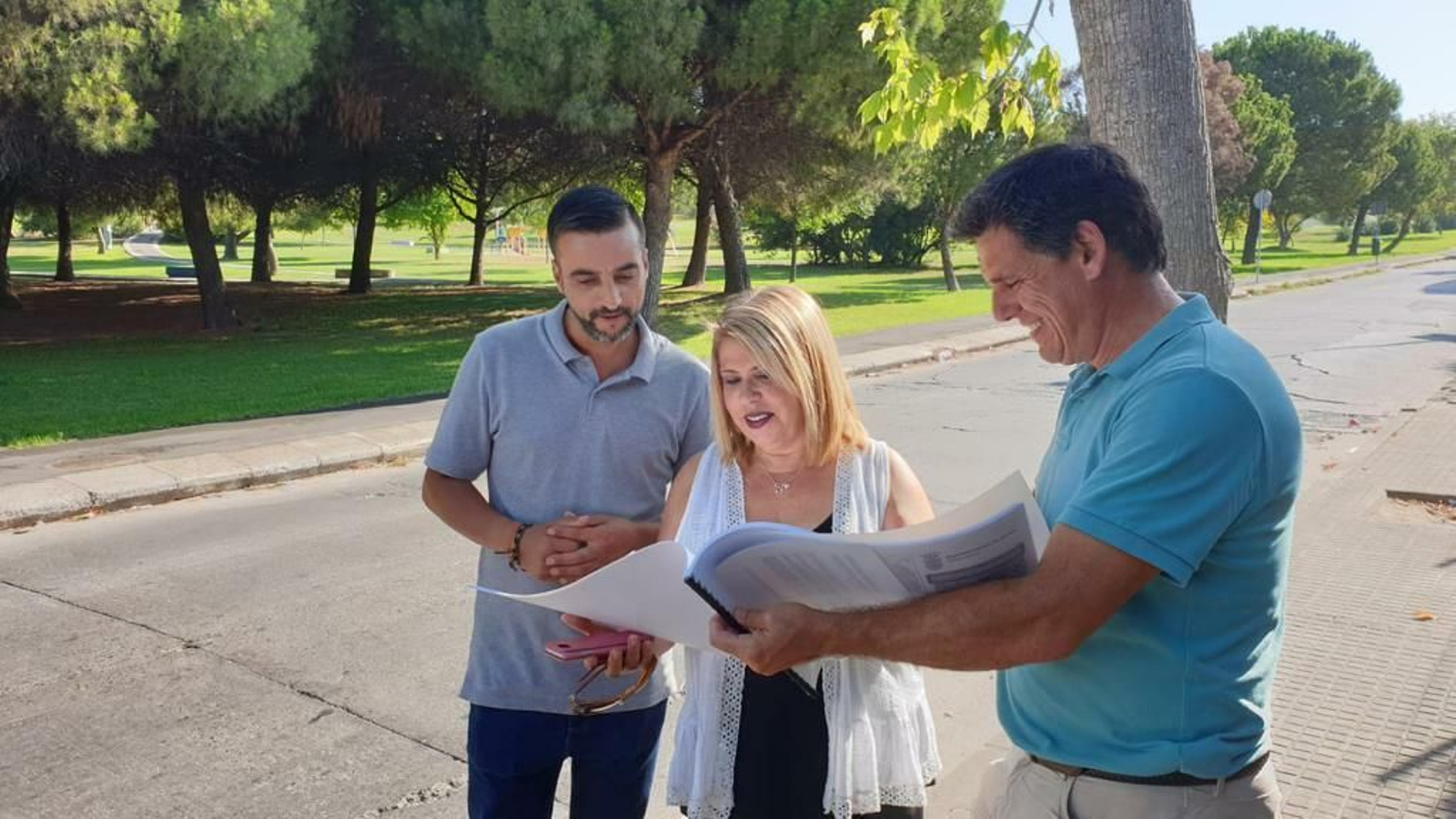 La alcaldesa y el delegado de Infraestructuras, visitando la calle Cruz del Canto en una imagen reciente.