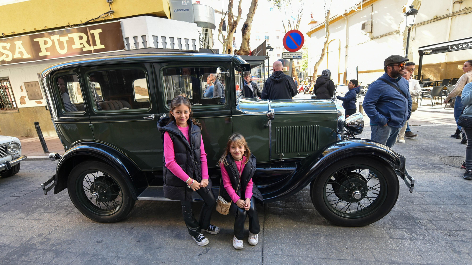 La exhibición de coches de antiguos en el centro de La Línea, en imágenes