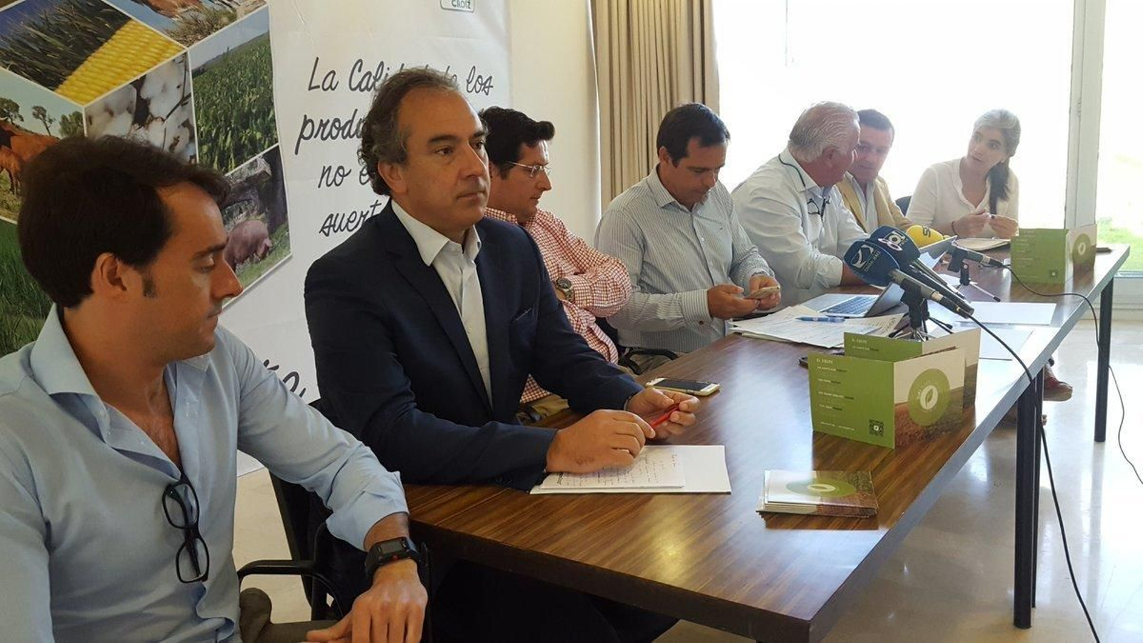 Pedro Gallardo y los cooperativistas durante el acto