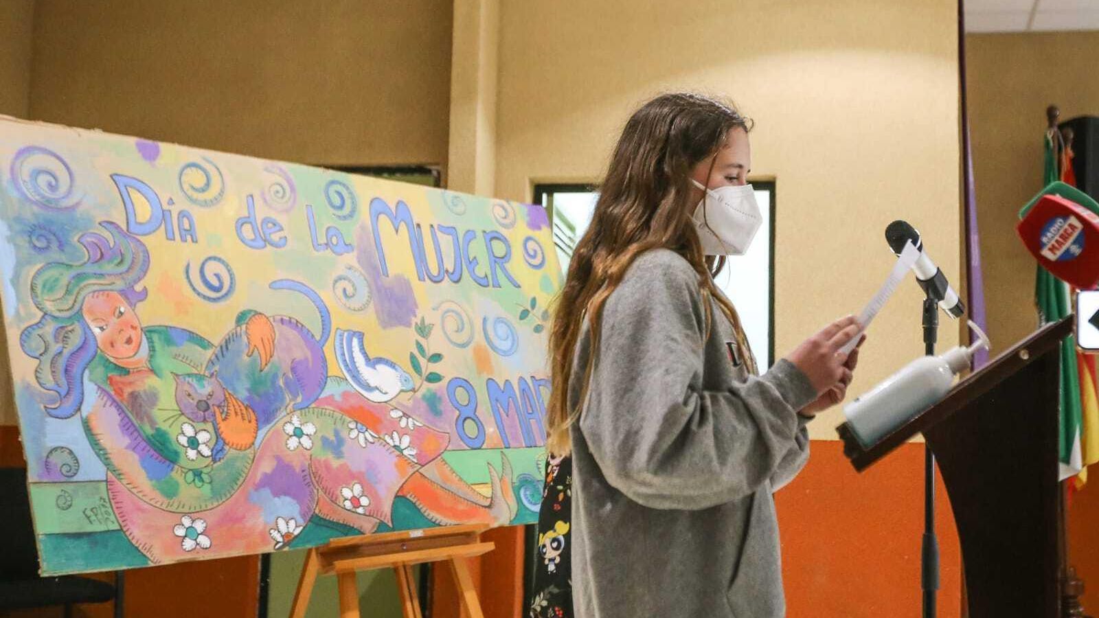 Lucía García, del instituto Sancti Petri, explica las actividades en el centro por el 8-M.