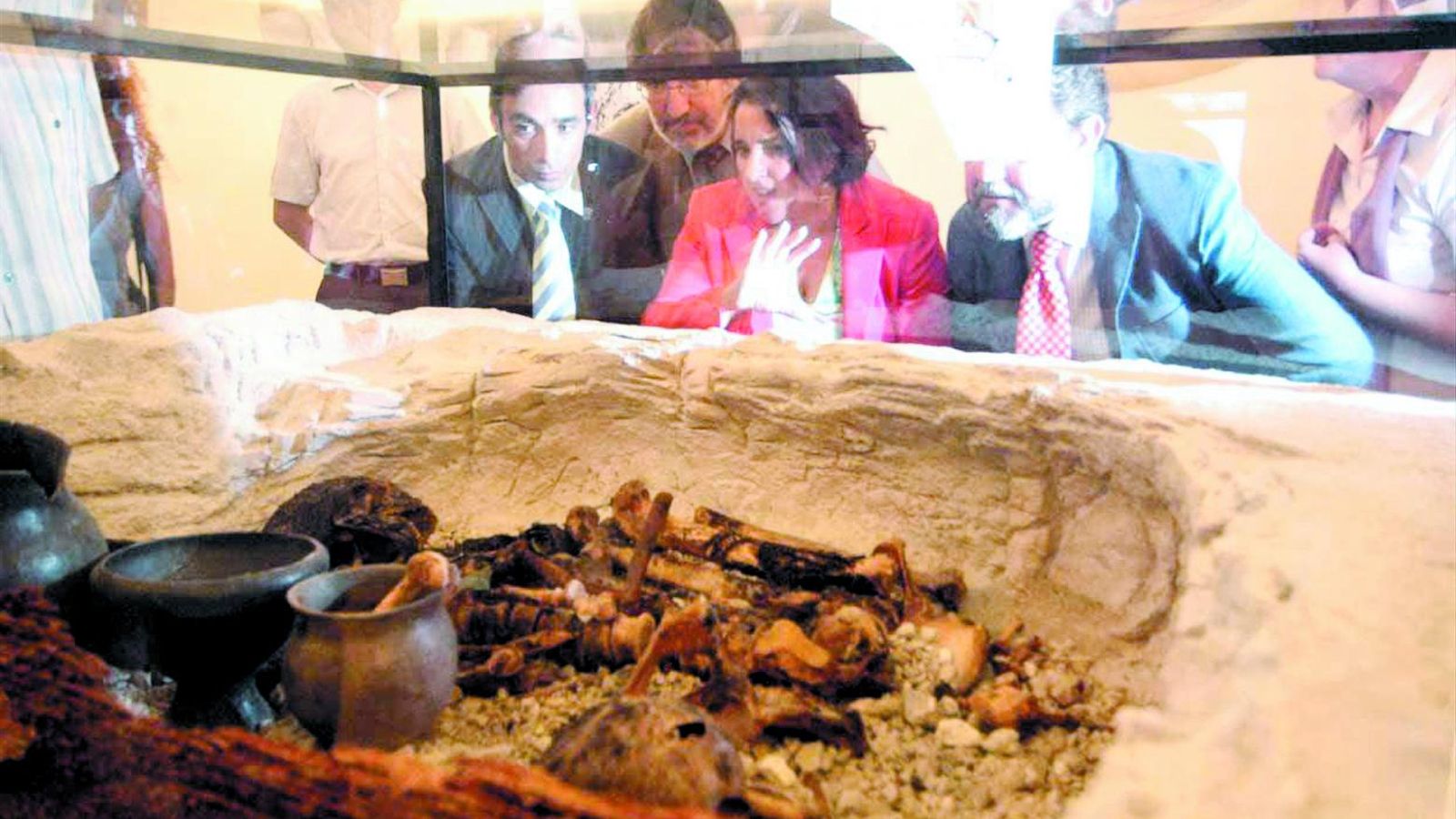 Algunos visitantes observan la momia de Galera.