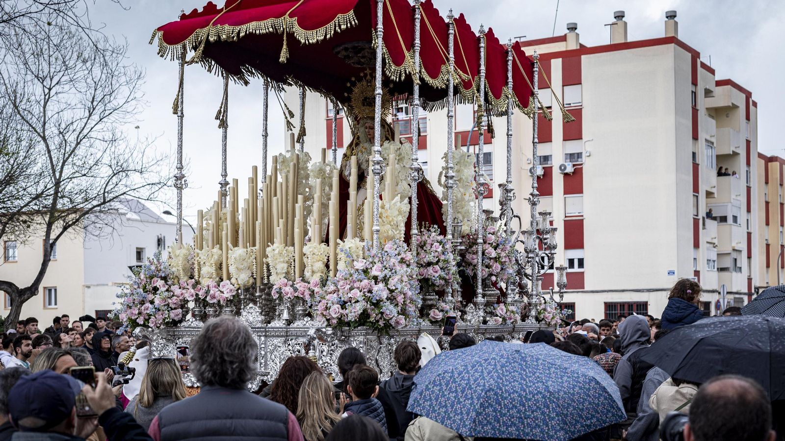 En imágenes,  El Prendimiento de San Fernando tuvo que volverse a su templo entre lágrimas y lluvia