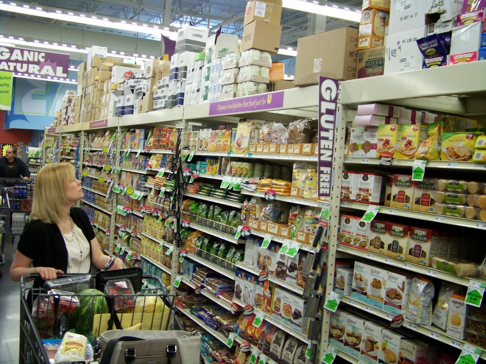 Estanterías de productos sin gluten en un supermercado.