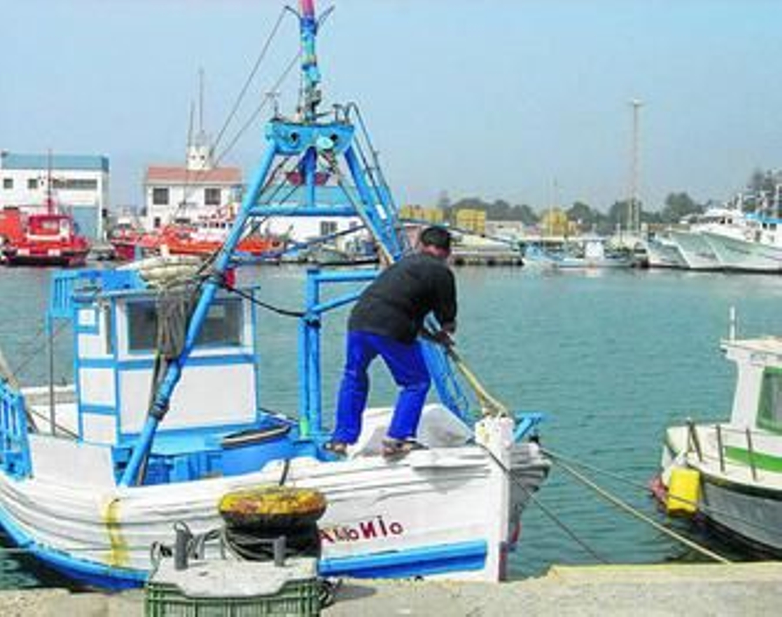 Un pesquero, en el Puerto de Motril.